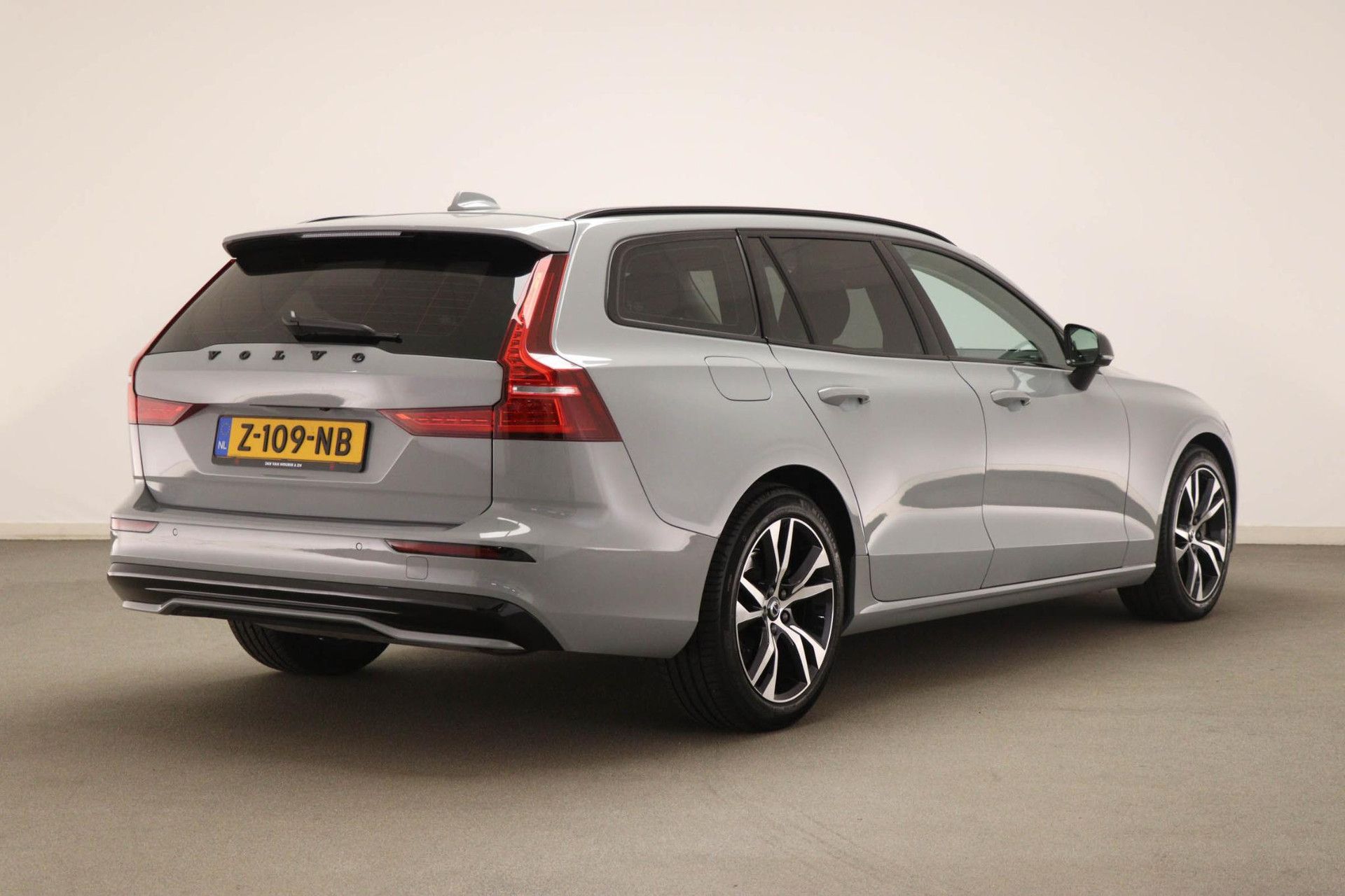Volvo V60 met kenteken Z-109-NB – achteraanzicht