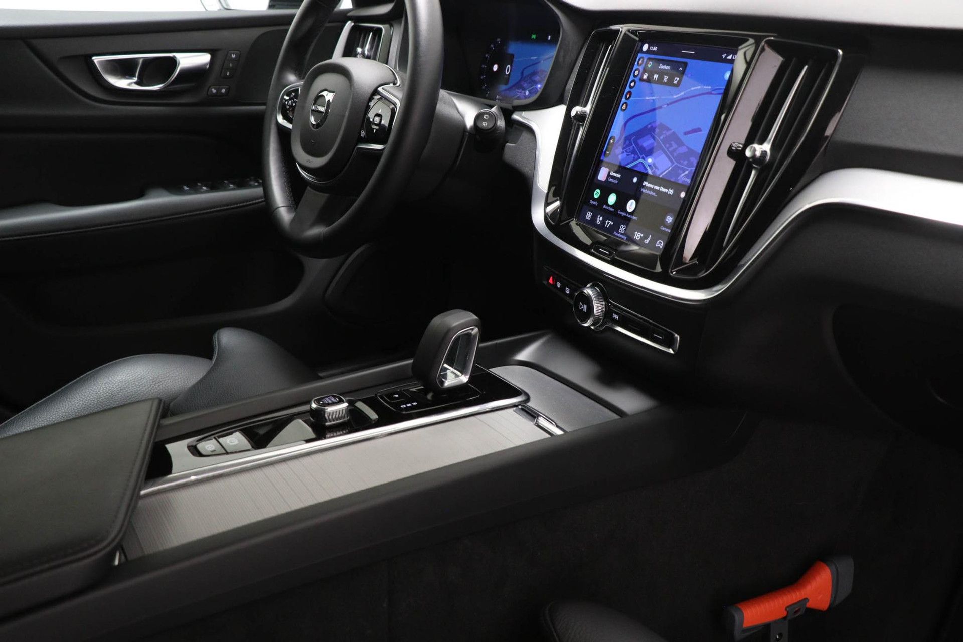 Volvo V60 met kenteken Z-109-NB – dashboard