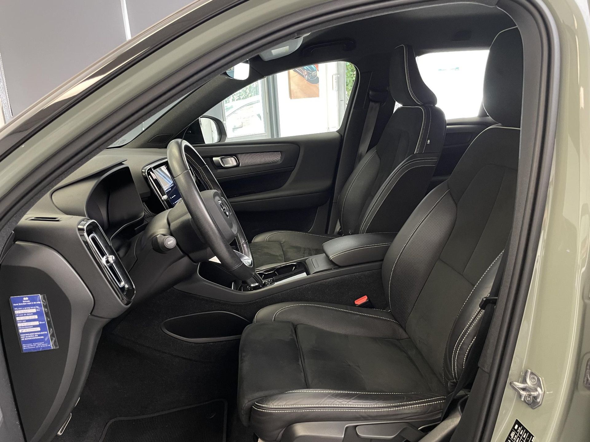 Volvo XC40 met kenteken L-077-LT – dashboard