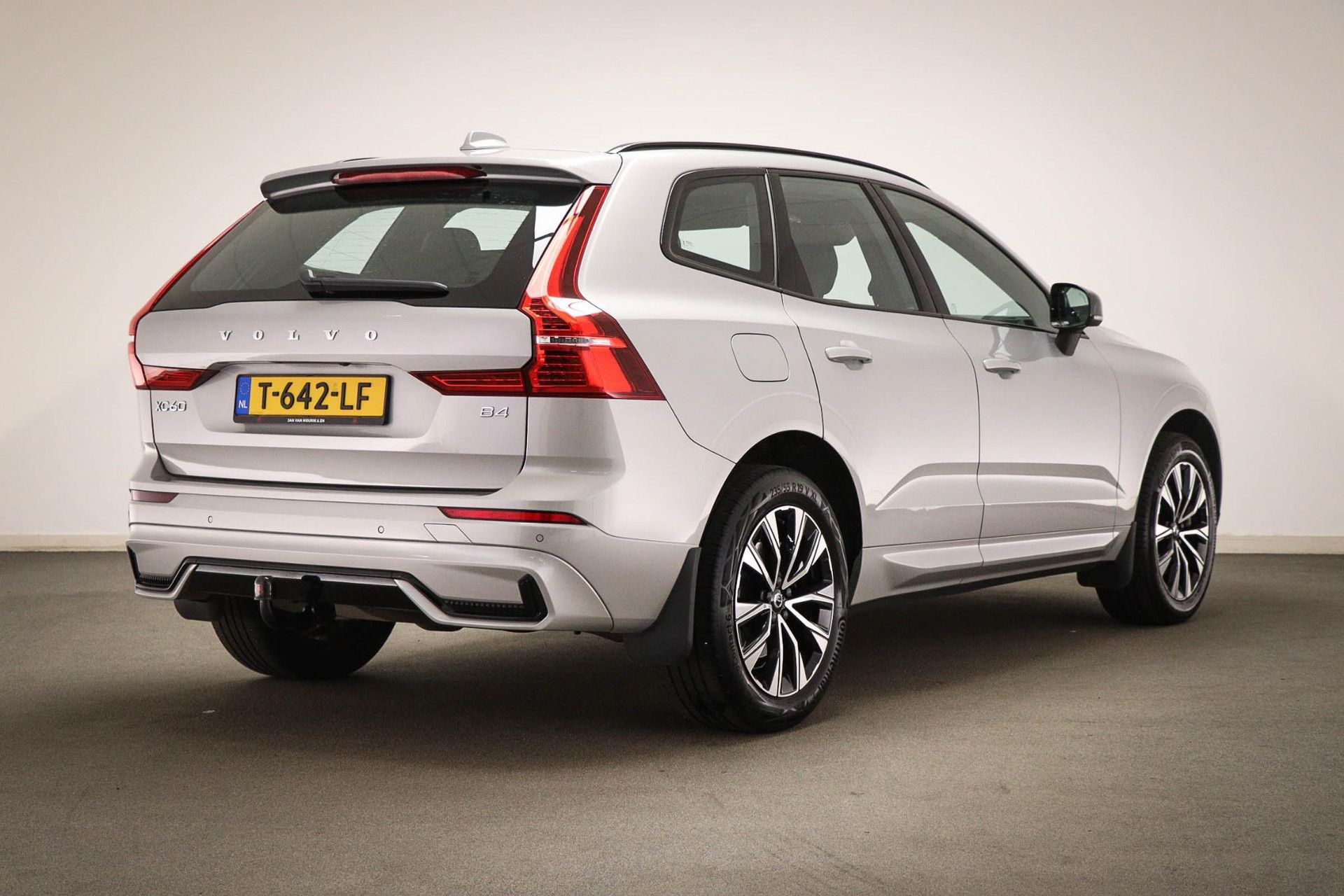 Volvo XC60 met kenteken T-642-LF – achteraanzicht