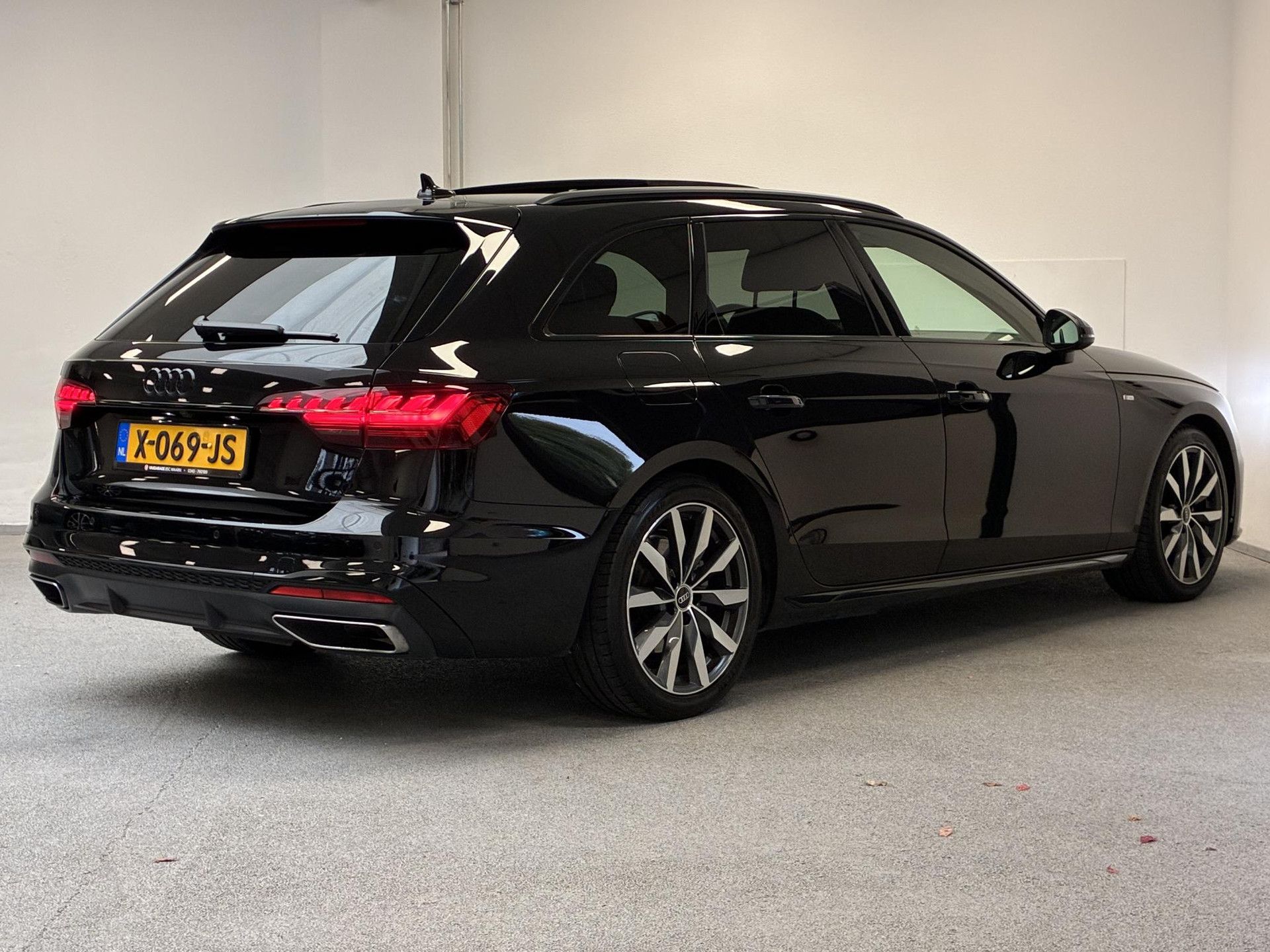Audi A4 met kenteken X-069-JS – achteraanzicht