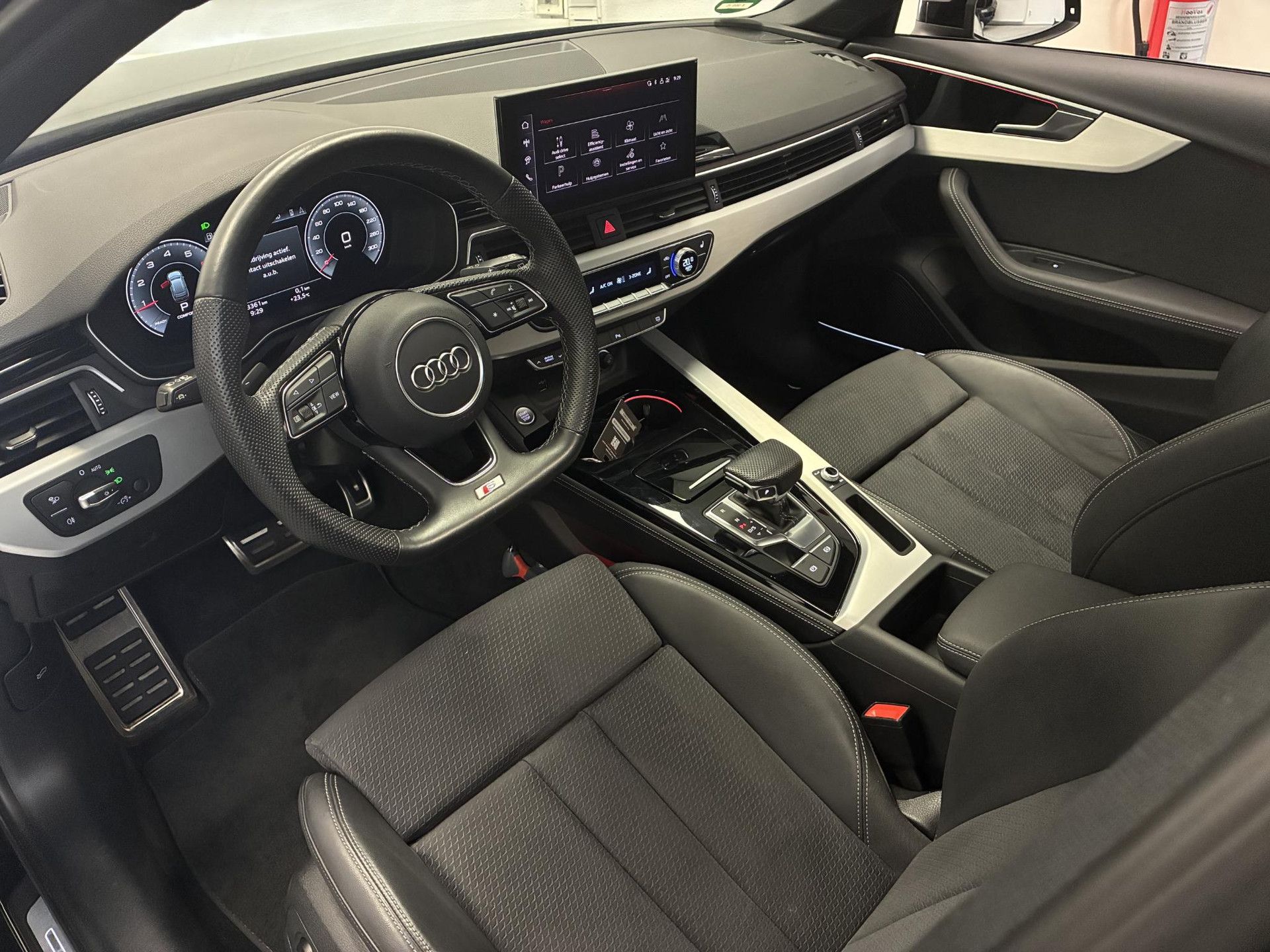 Audi A4 met kenteken X-069-JS – interieur
