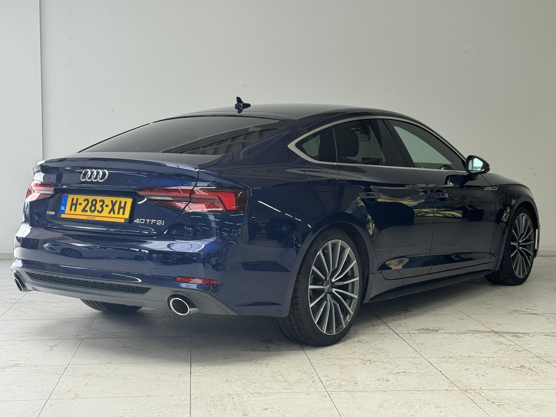 Audi A5 met kenteken H-283-XH – achteraanzicht