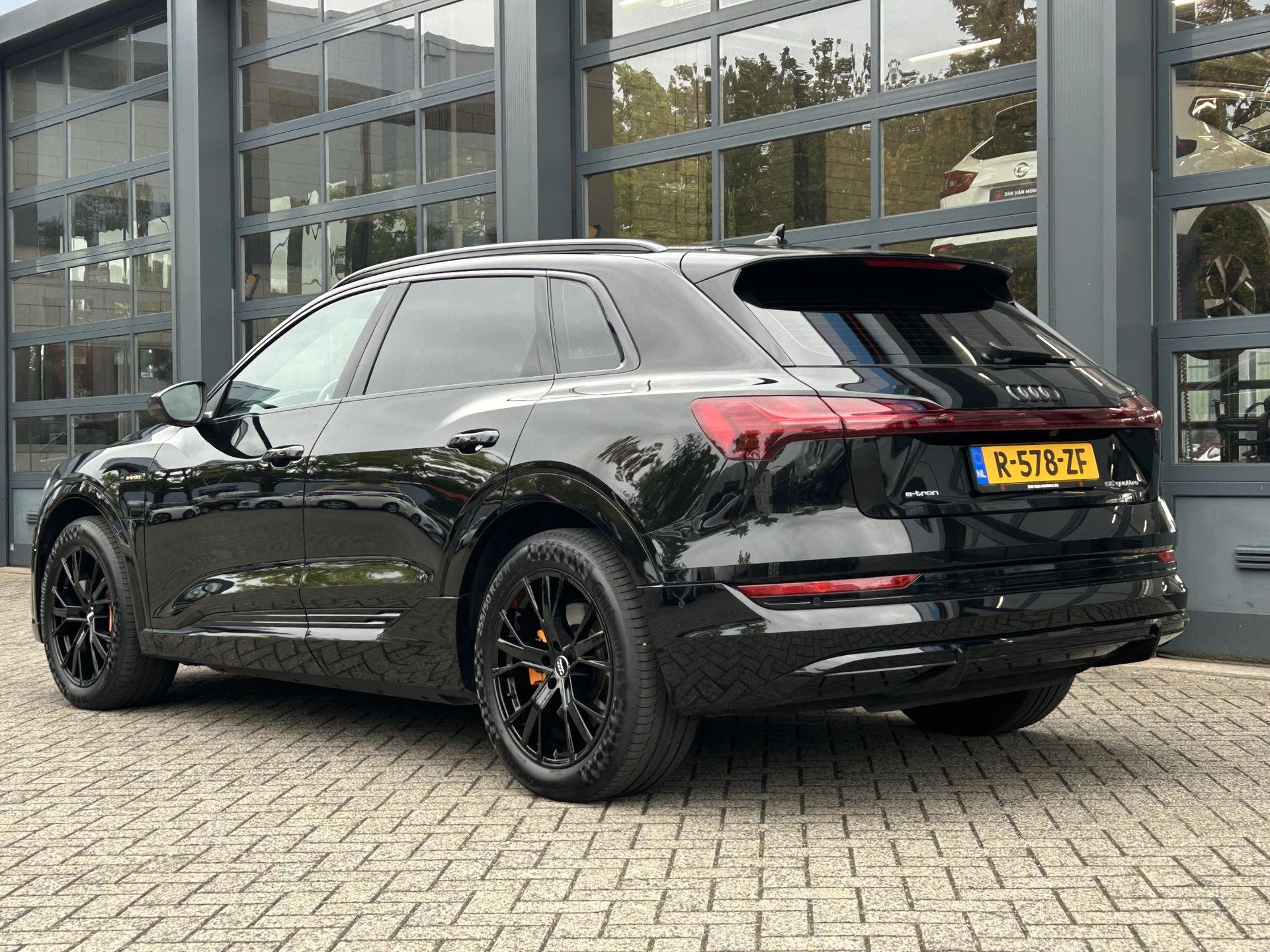 Audi e-tron met kenteken R-578-ZF – achteraanzicht