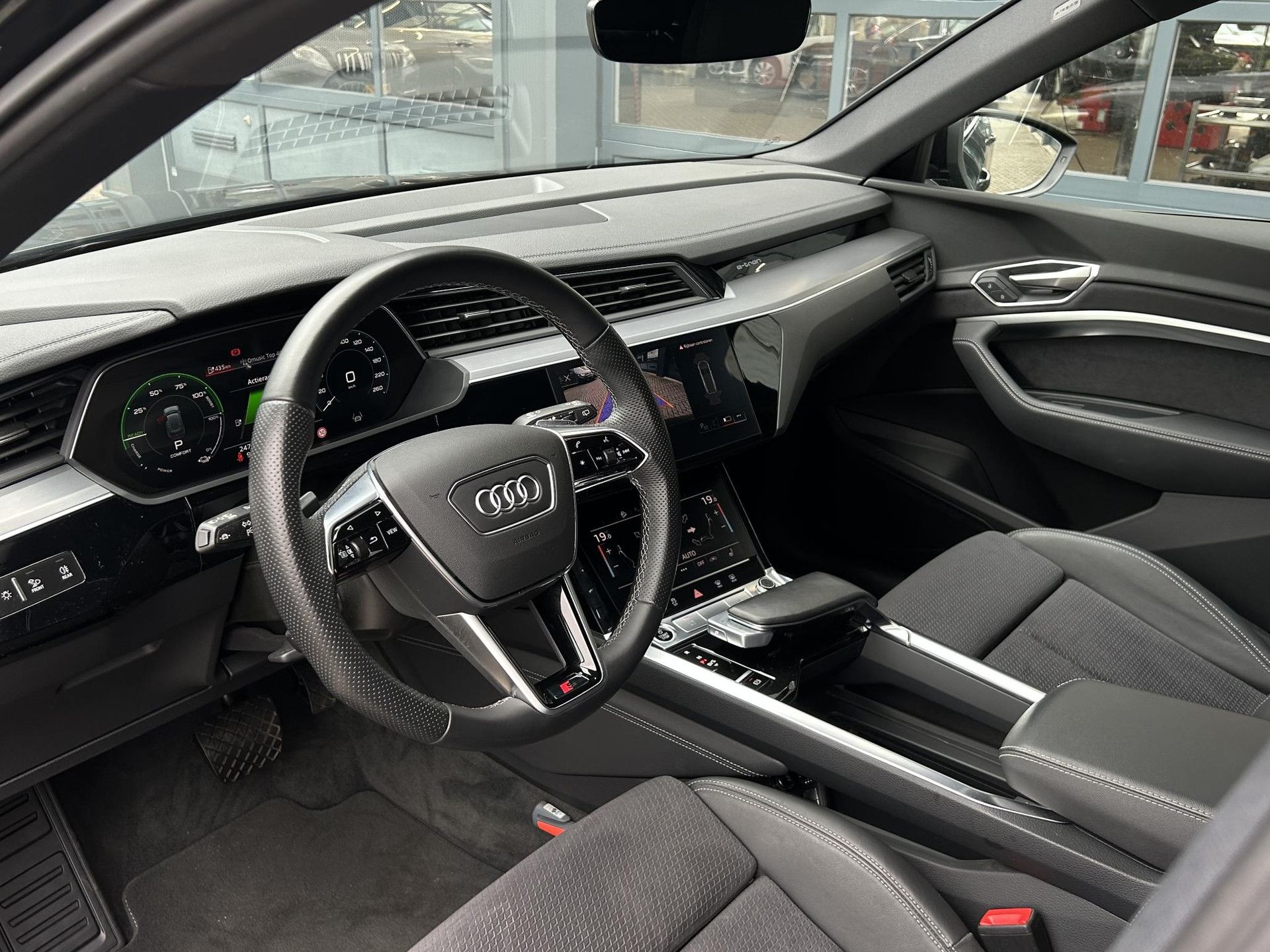 Audi e-tron met kenteken R-578-ZF – interieur