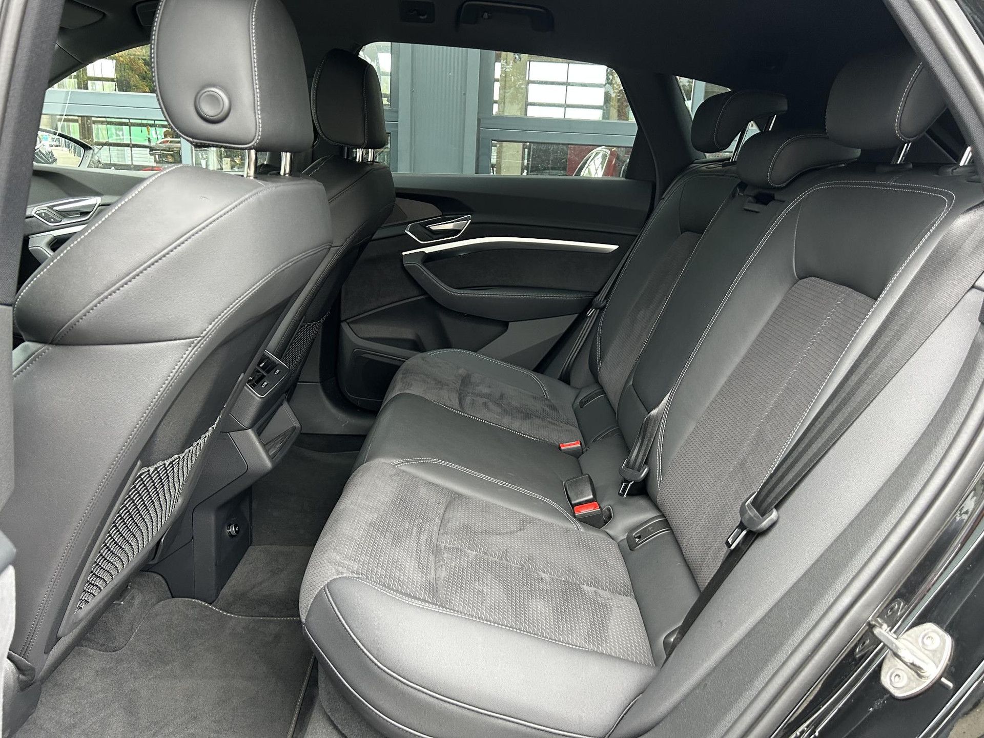 Audi e-tron met kenteken R-578-ZF – dashboard
