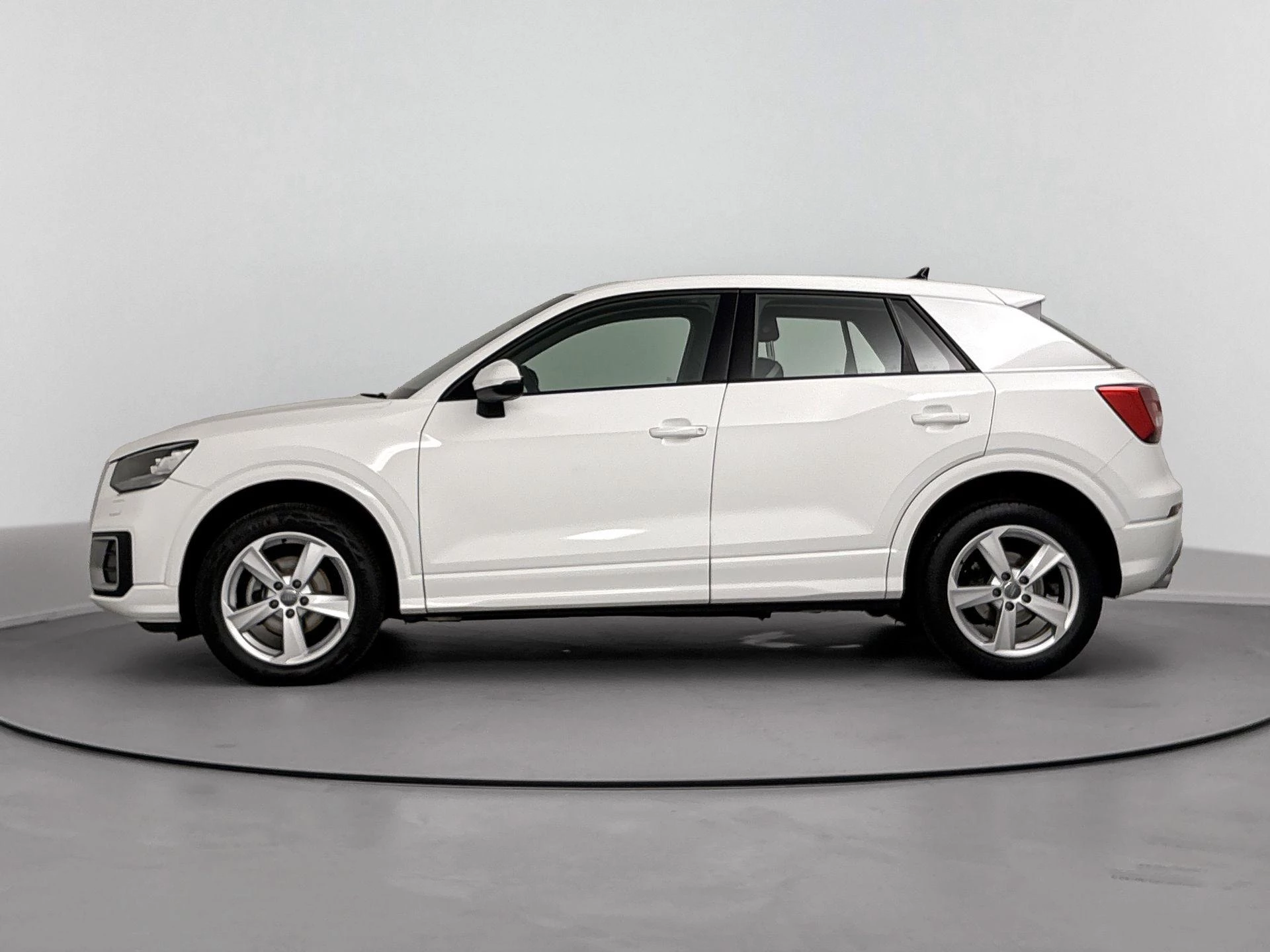 Audi Q2 met kenteken 64100 – autofoto 4
