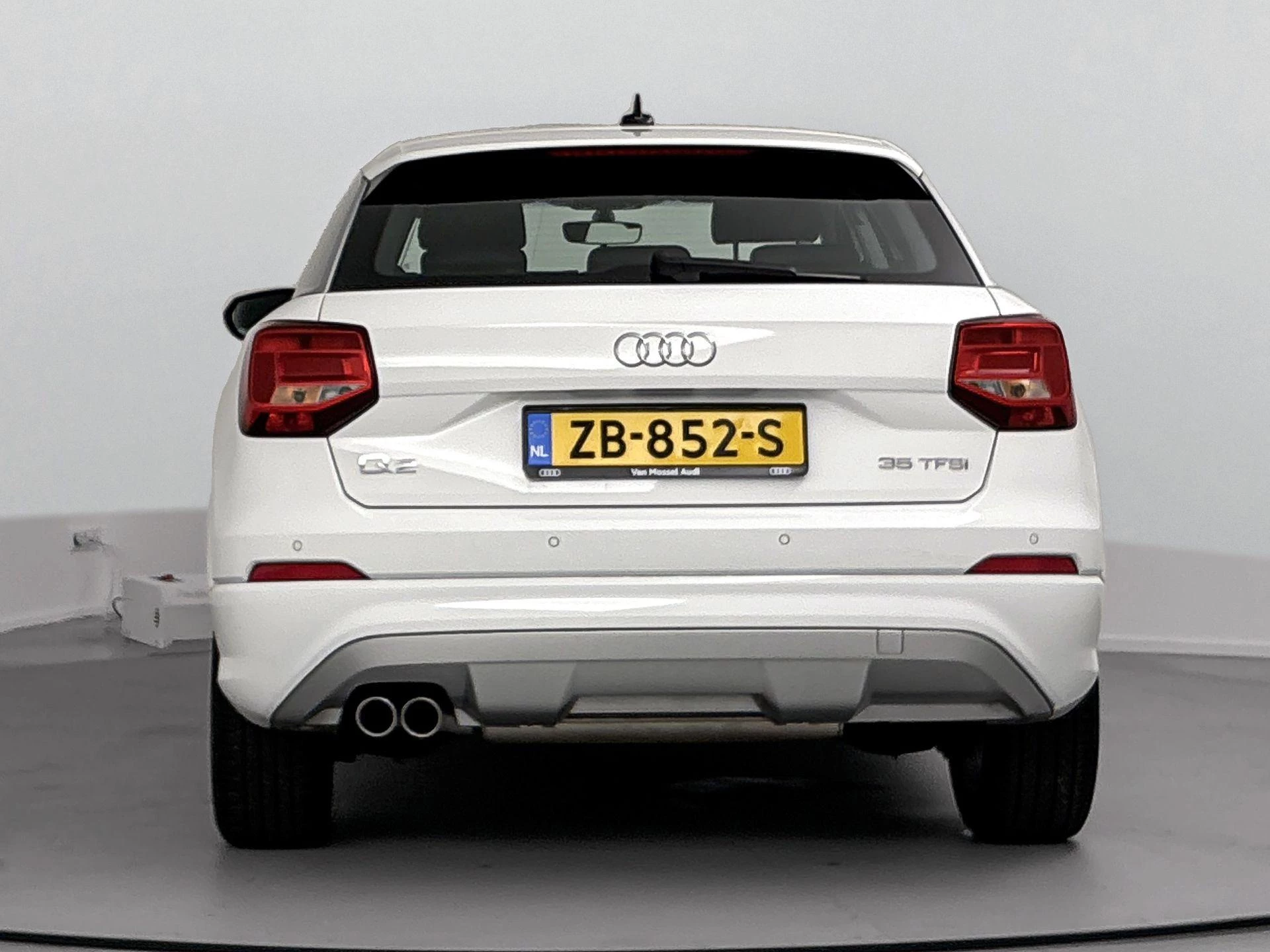 Audi Q2 met kenteken 64100 – autofoto 5