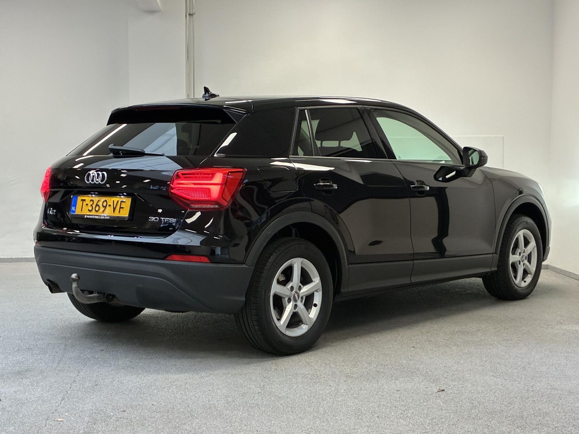 Audi Q2 met kenteken T-369-VF – achteraanzicht
