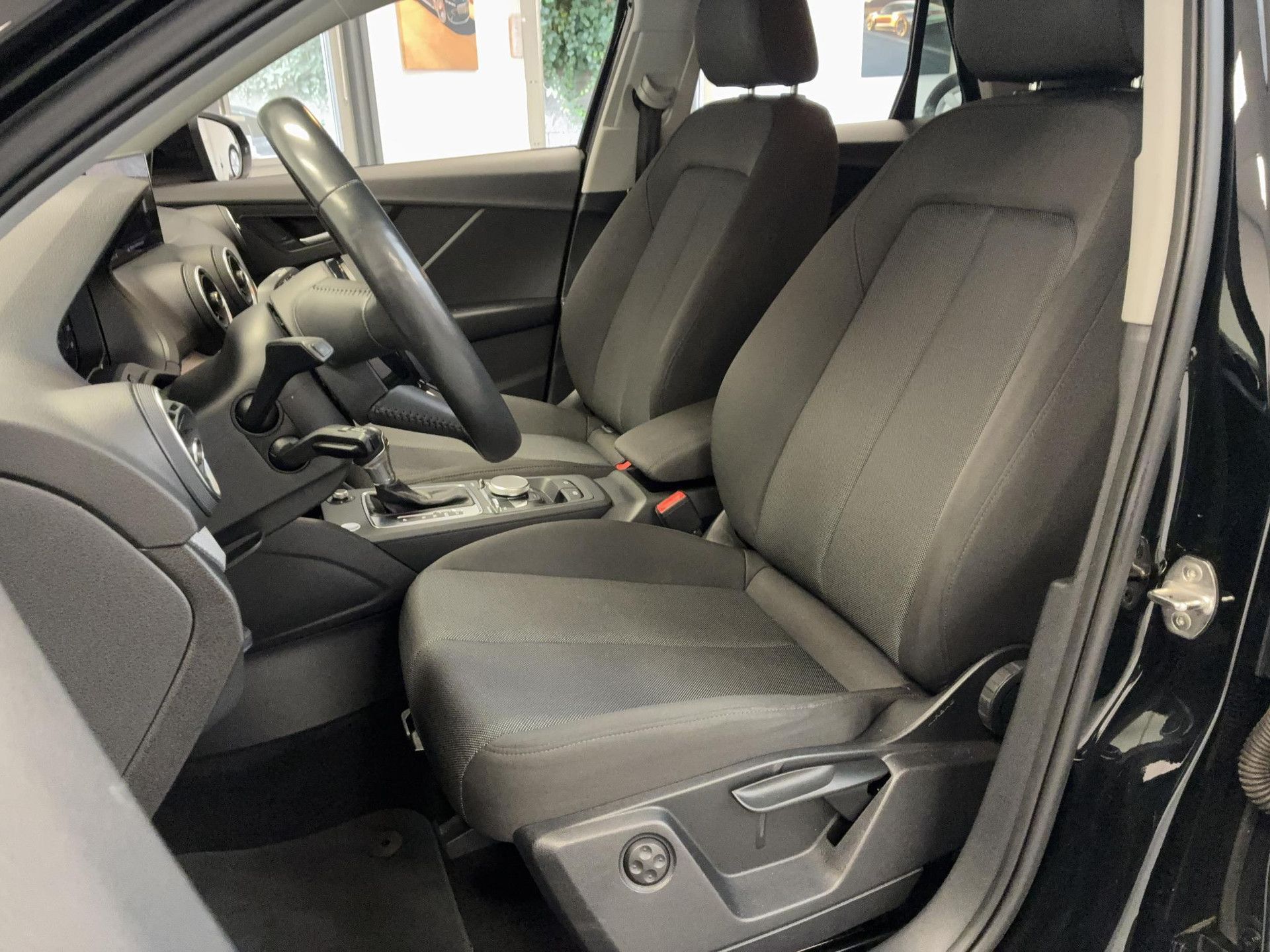 Audi Q2 met kenteken T-369-VF – dashboard