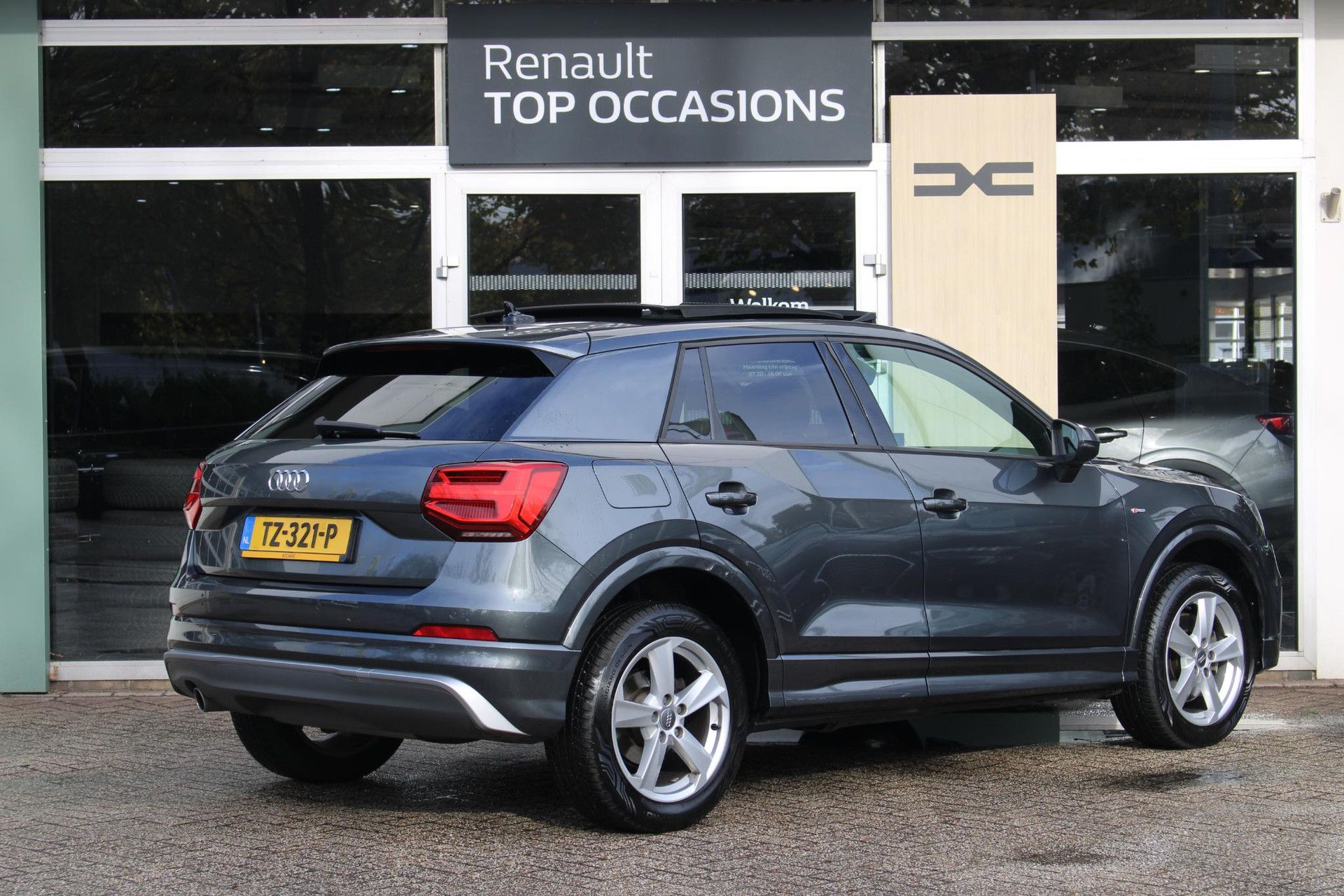 Audi Q2 met kenteken TZ-321-P – achteraanzicht