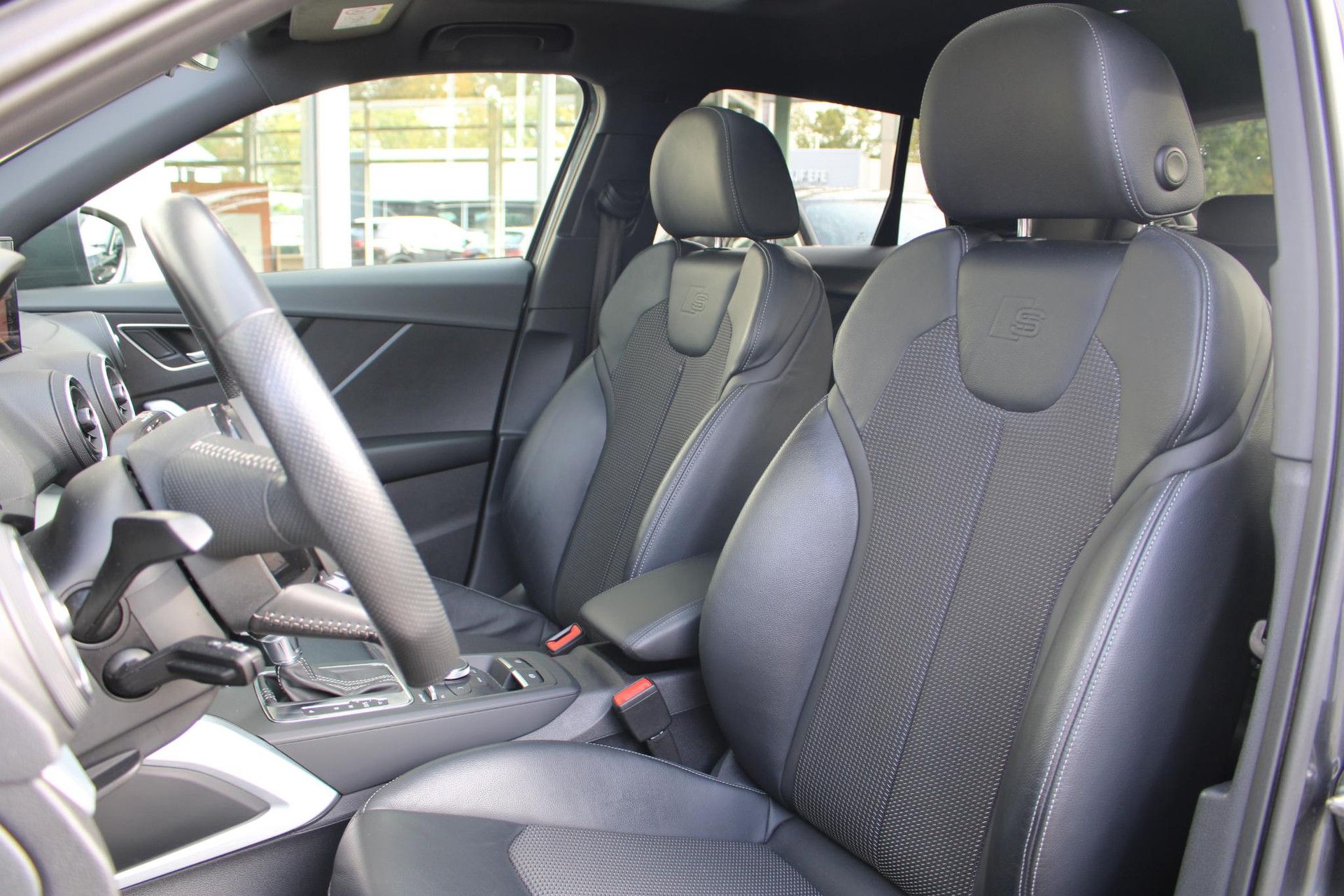 Audi Q2 met kenteken TZ-321-P – interieur