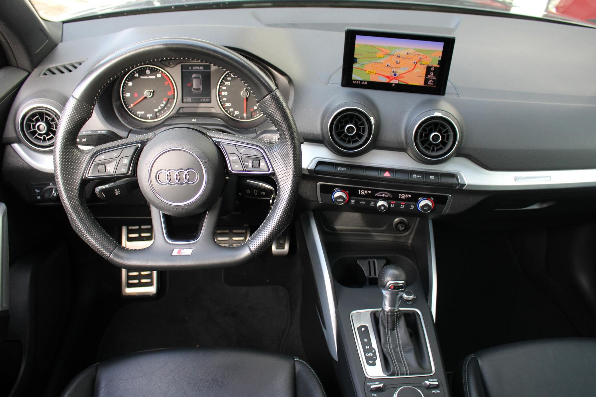 Audi Q2 met kenteken TZ-321-P – dashboard