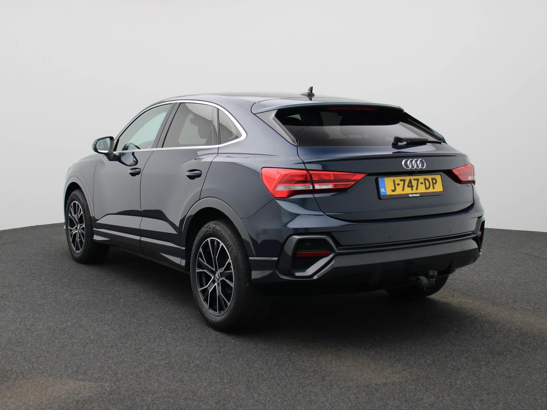 Audi Q3 met kenteken 69100 – autofoto 3