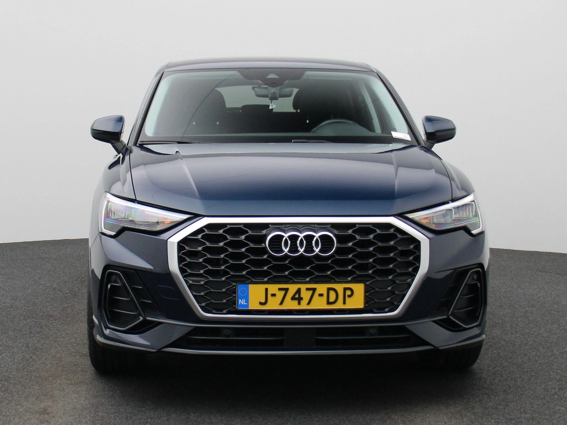 Audi Q3 met kenteken 69100 – autofoto 4