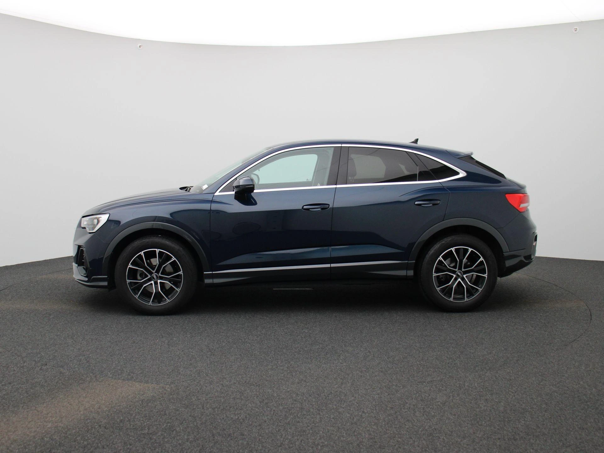 Audi Q3 met kenteken 69100 – autofoto 5