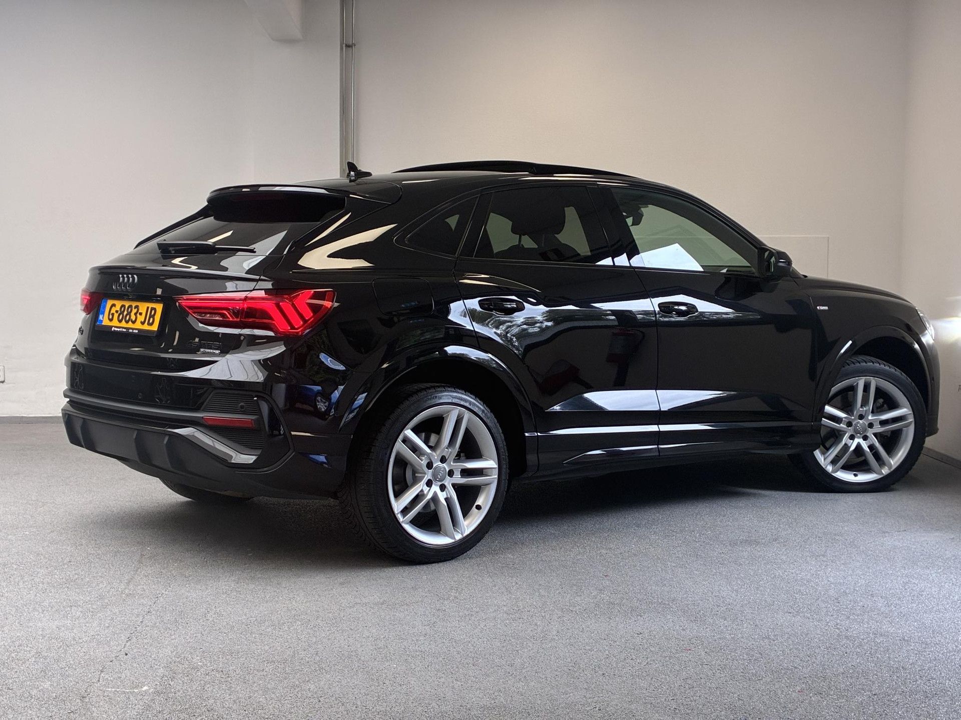 Audi Q3 met kenteken G-883-JB – achteraanzicht