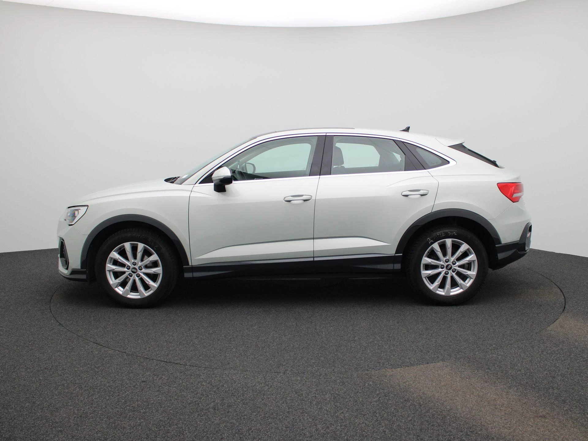Audi Q3 met kenteken KDV-01-R – autofoto 5
