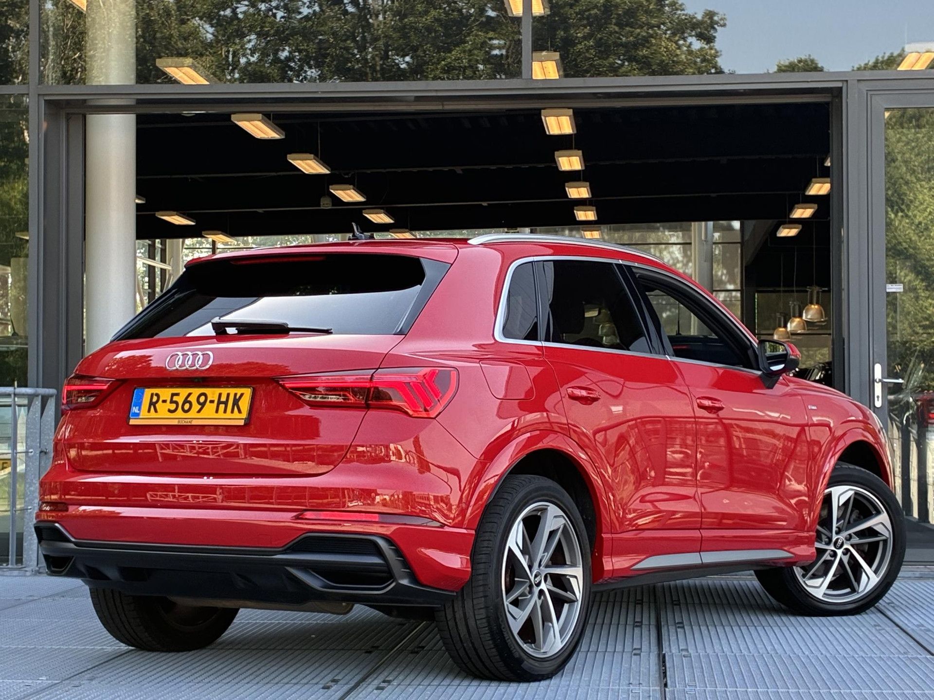 Audi Q3 met kenteken R-569-HK – achteraanzicht