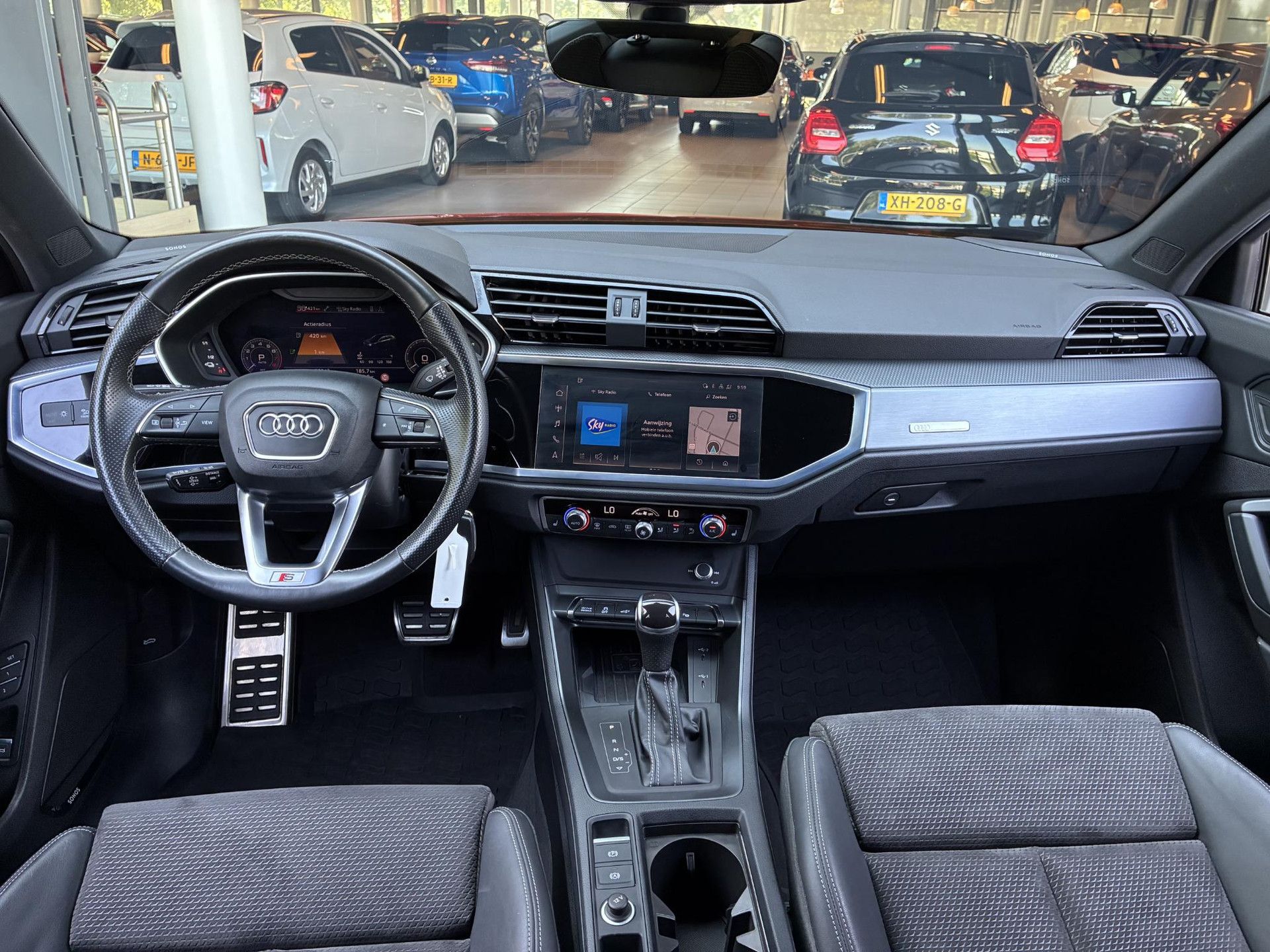 Audi Q3 met kenteken R-569-HK – interieur