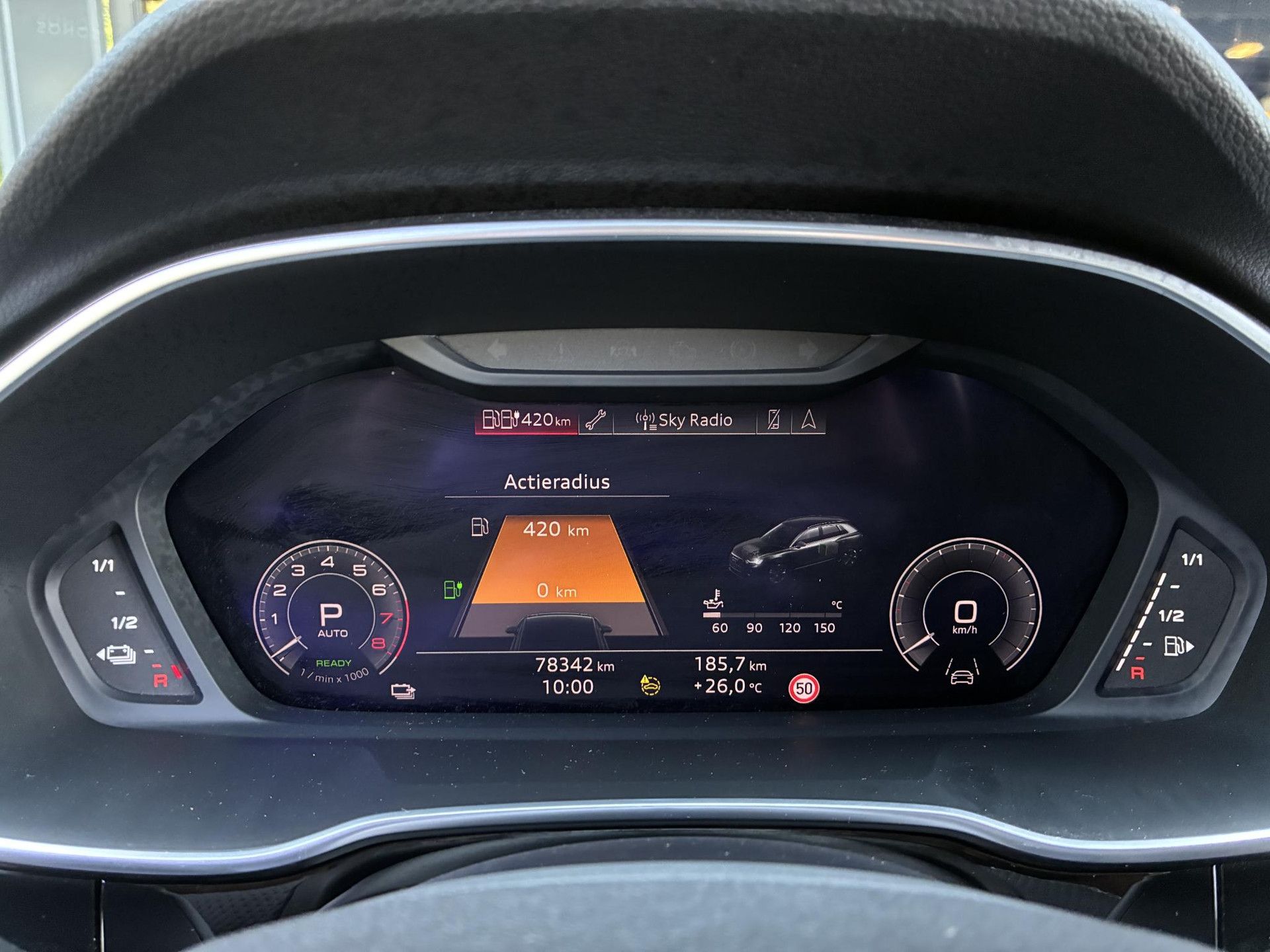 Audi Q3 met kenteken R-569-HK – dashboard