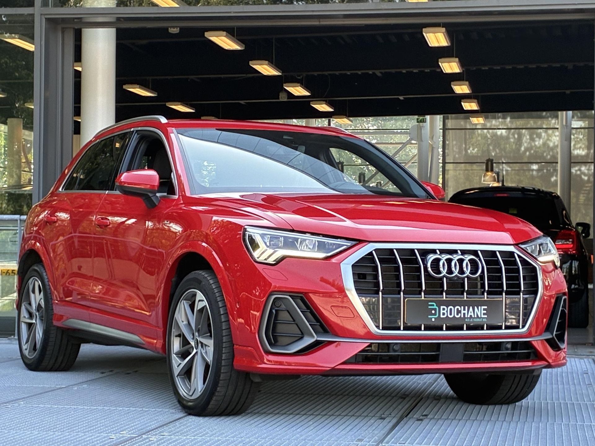 Audi Q3 met kenteken R-569-HK – detailfoto