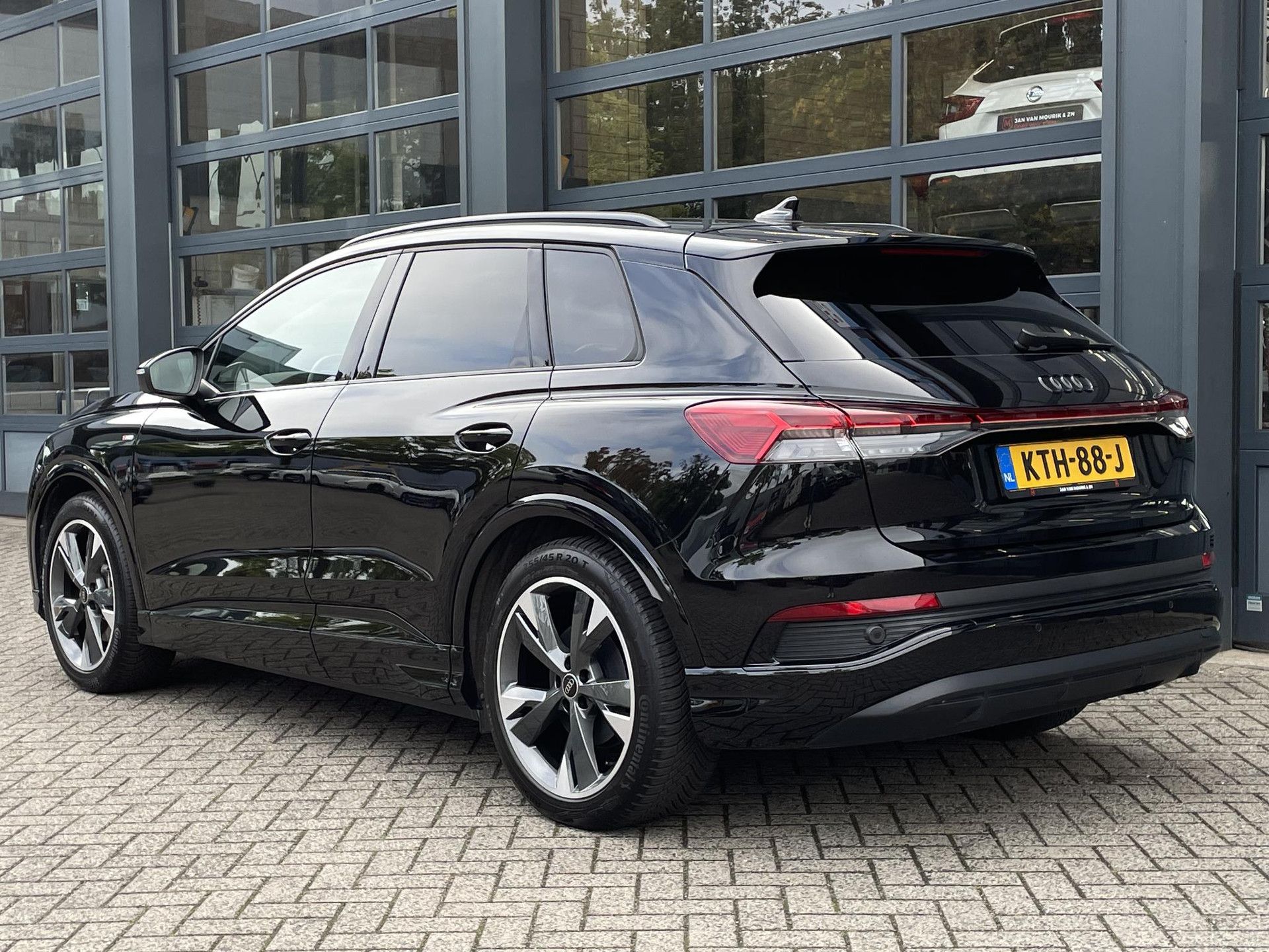 Audi Q4e-tron met kenteken KTH-88-J – achteraanzicht
