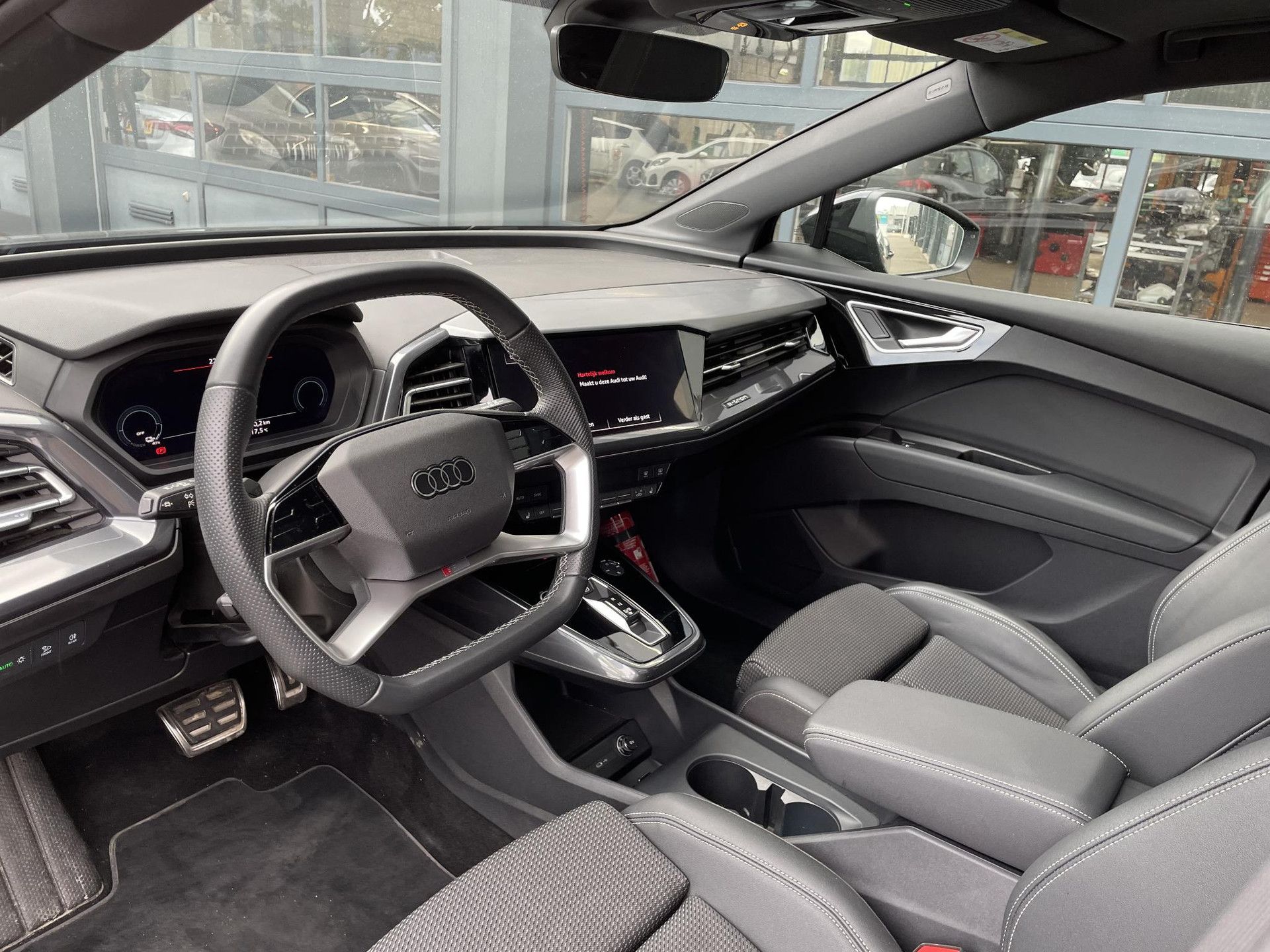 Audi Q4e-tron met kenteken KTH-88-J – interieur