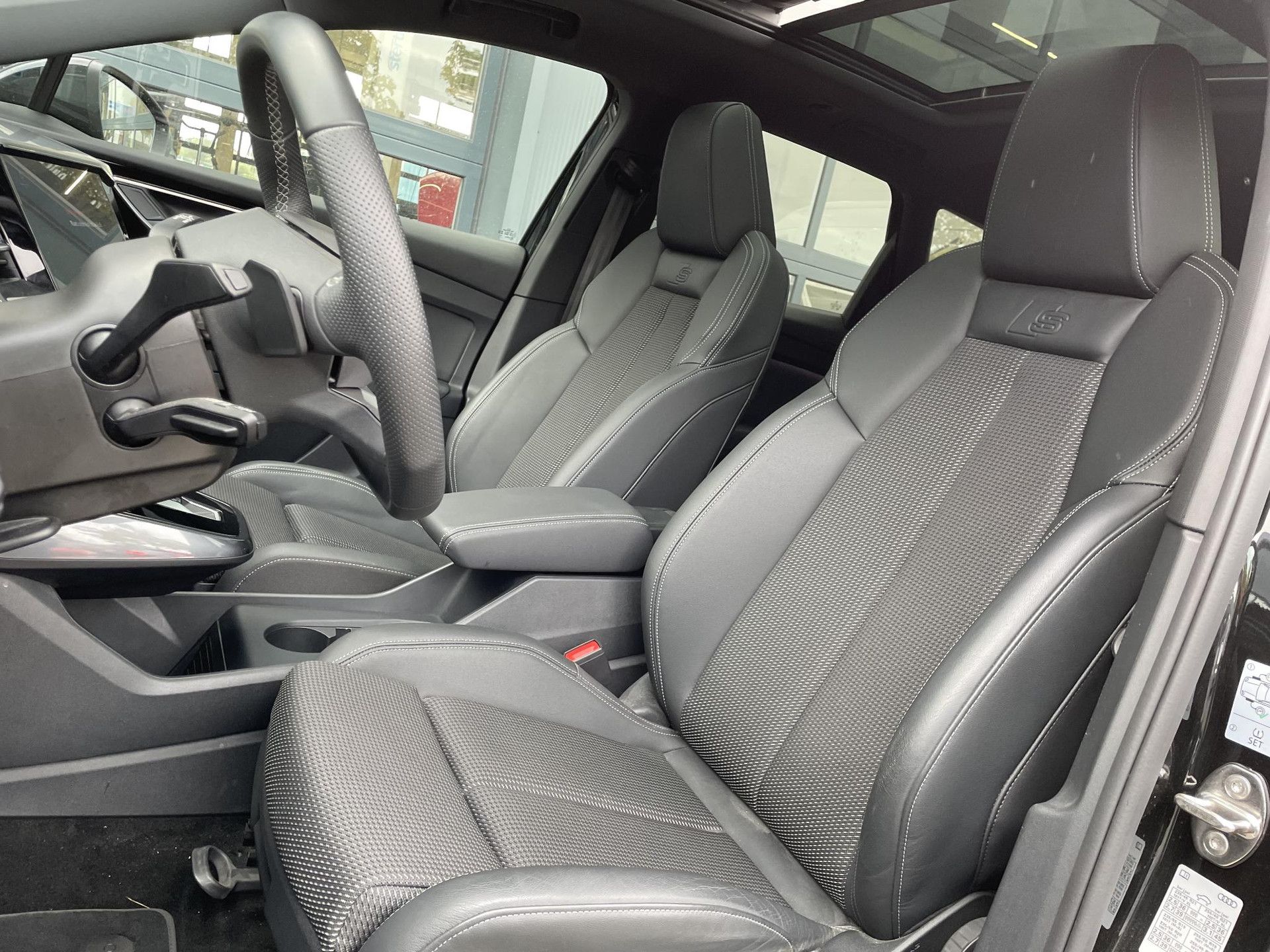 Audi Q4e-tron met kenteken KTH-88-J – dashboard