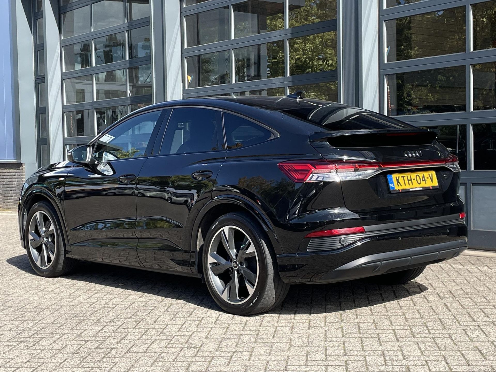 Audi Q4 Sportbacke-tron met kenteken KTH-04-V – achteraanzicht