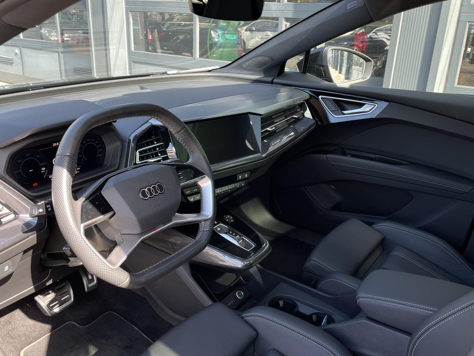 Audi Q4 Sportbacke-tron met kenteken KTH-04-V – interieur