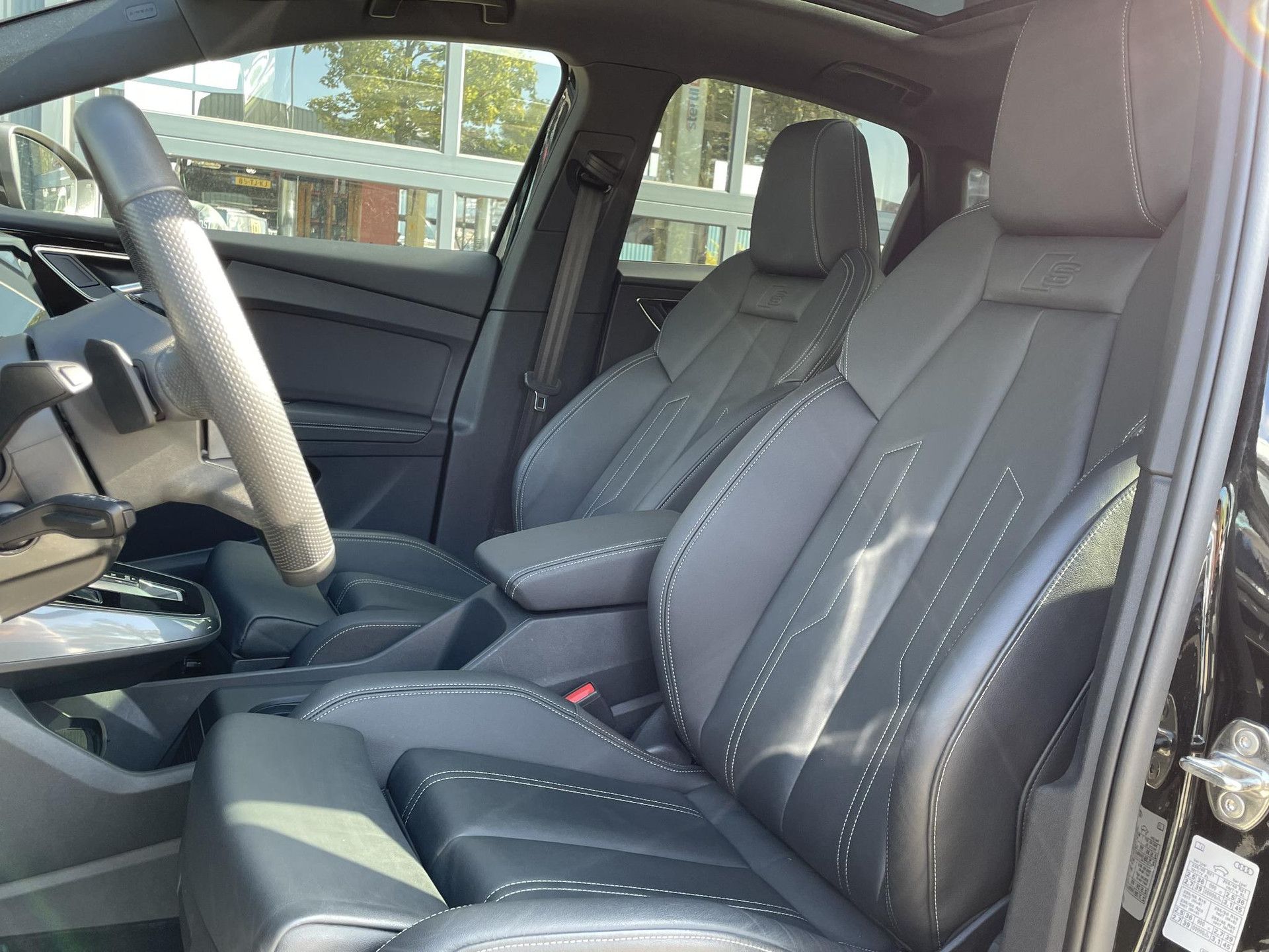 Audi Q4 Sportbacke-tron met kenteken KTH-04-V – dashboard