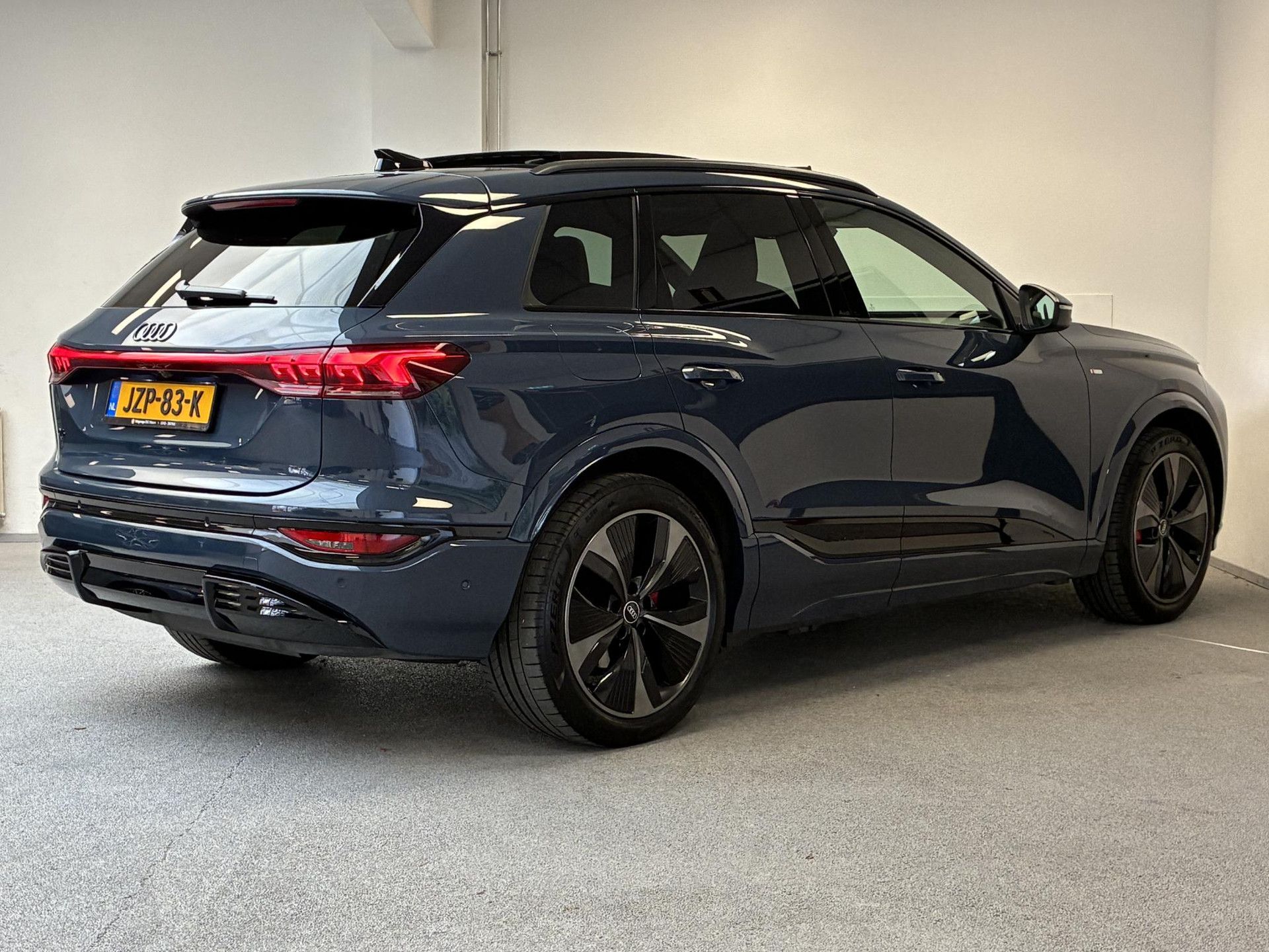 Audi Q6e-tron met kenteken JZP-83-K – achteraanzicht