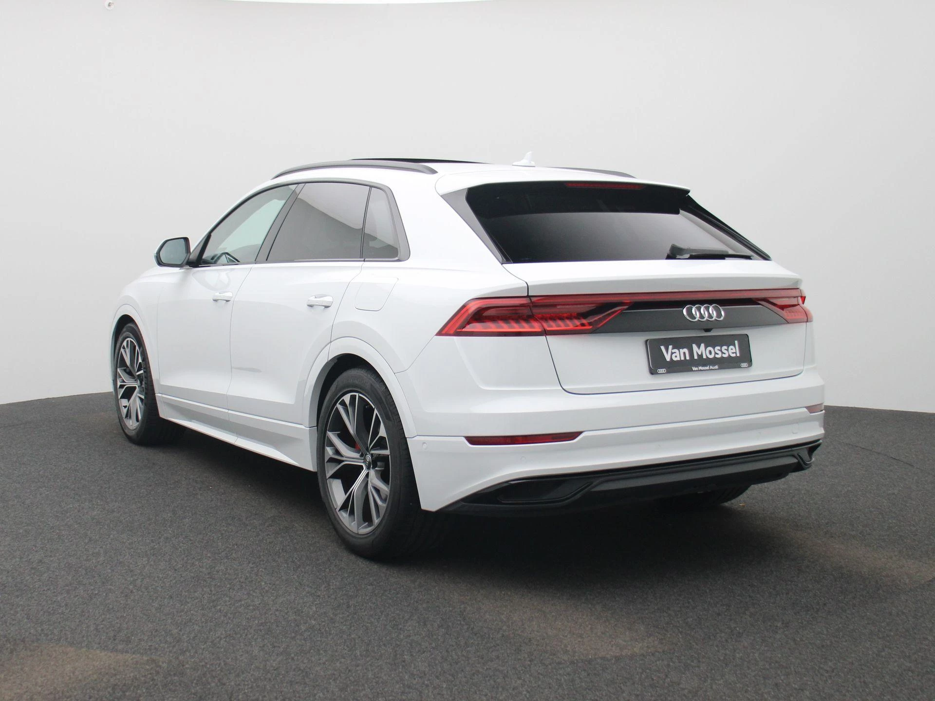 Audi Q8 met kenteken 26100 – autofoto 4
