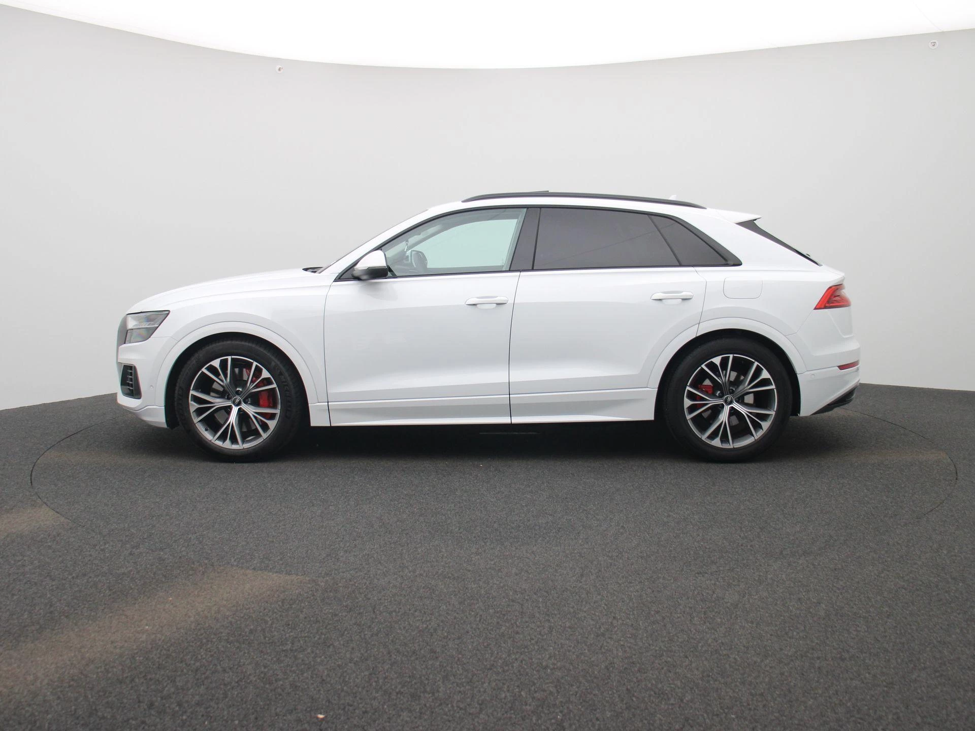 Audi Q8 met kenteken 26100 – autofoto 5