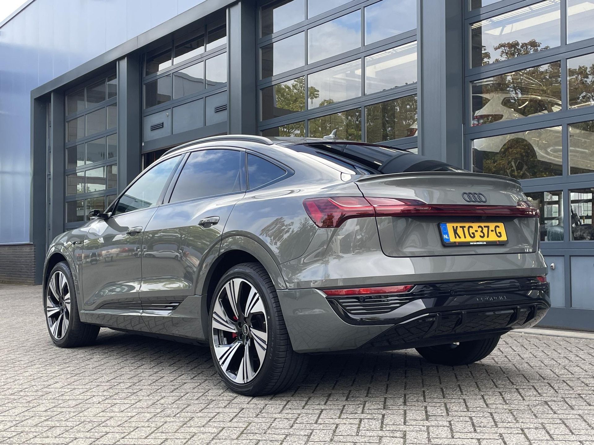 Audi Q8 Sportbacke-tron met kenteken KTG-37-G – achteraanzicht