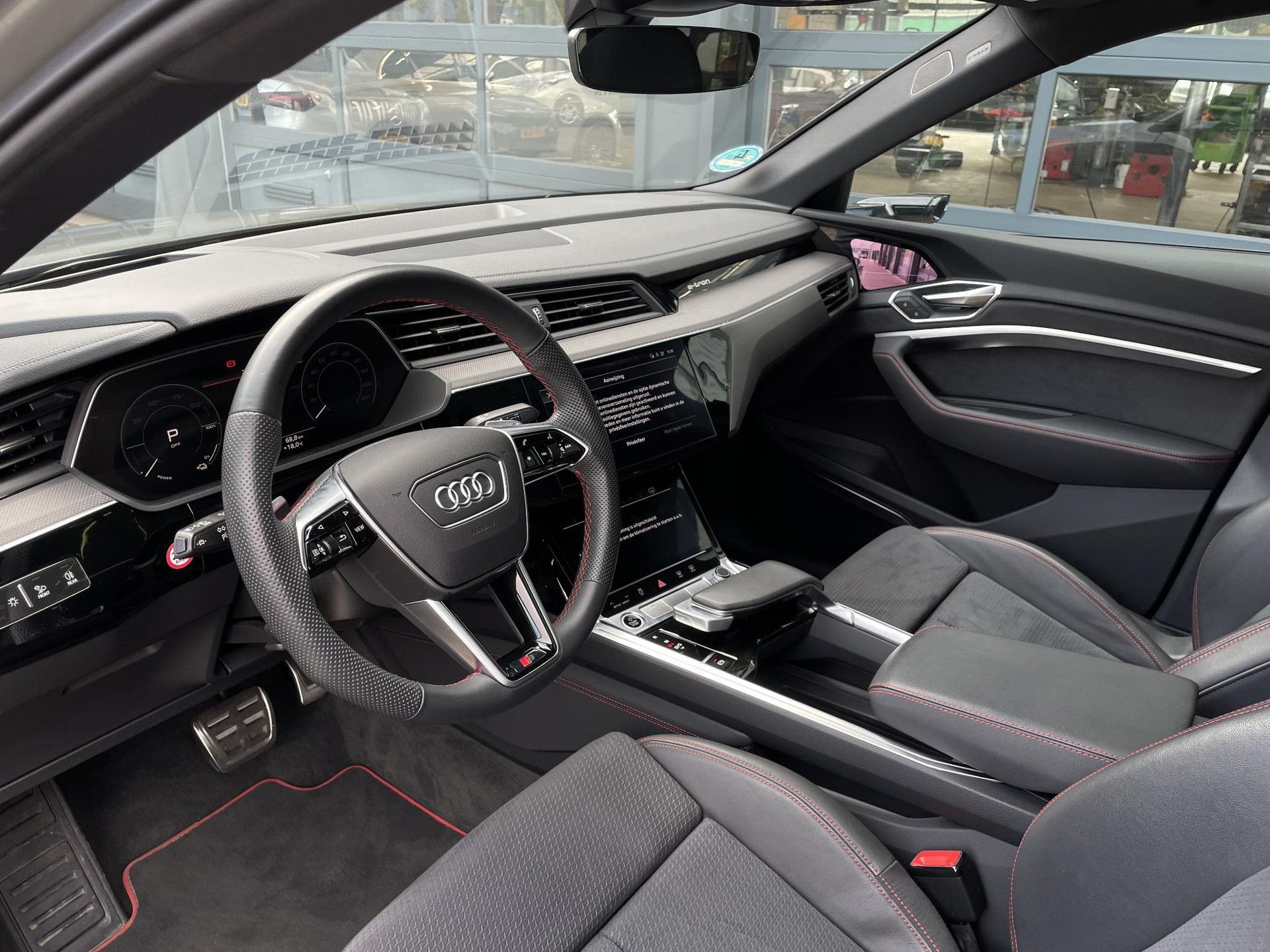 Audi Q8 Sportbacke-tron met kenteken KTG-37-G – interieur