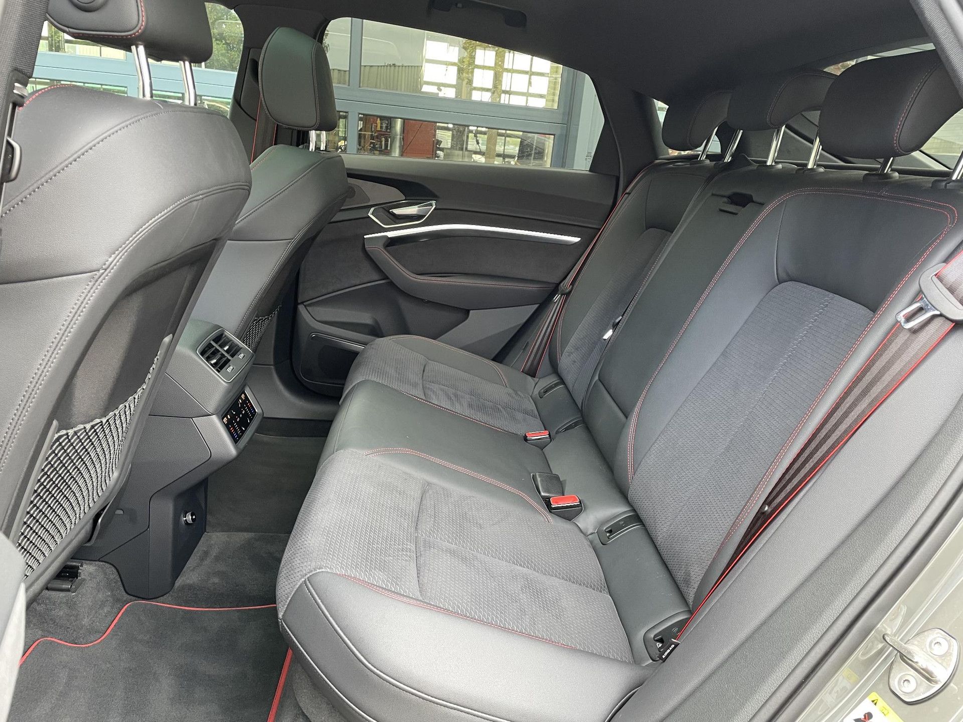 Audi Q8 Sportbacke-tron met kenteken KTG-37-G – dashboard