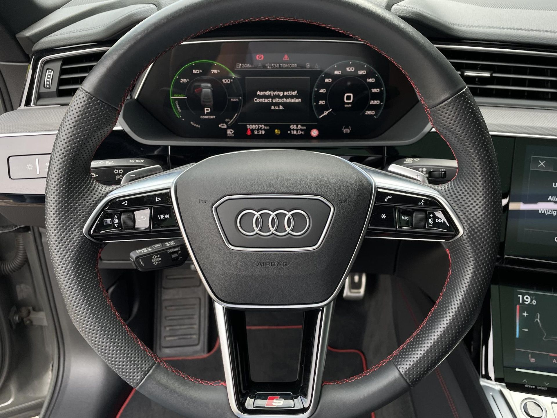 Audi Q8 Sportbacke-tron met kenteken KTG-37-G – detailfoto