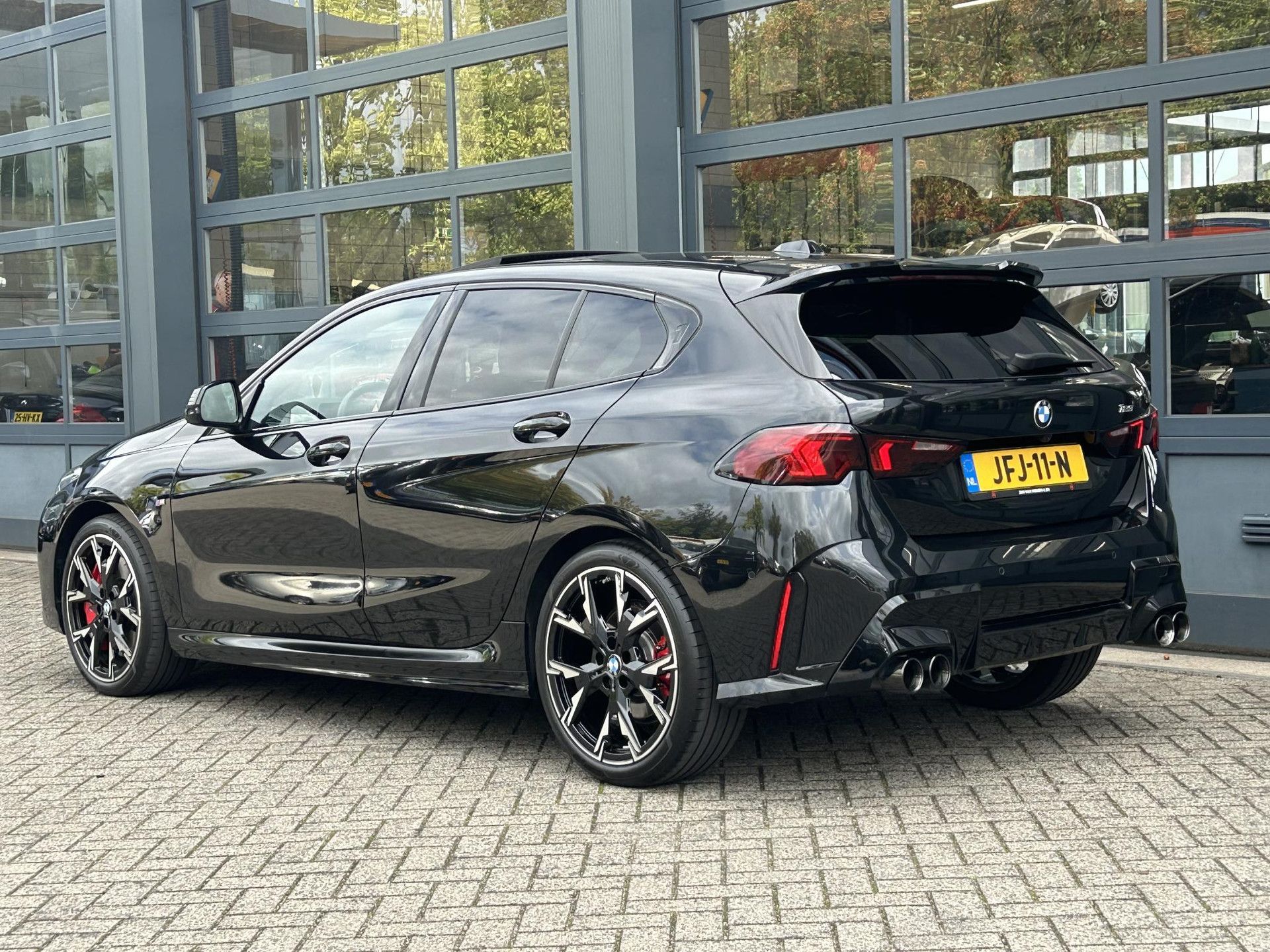 BMW 1-serie met kenteken JFJ-11-N – achteraanzicht