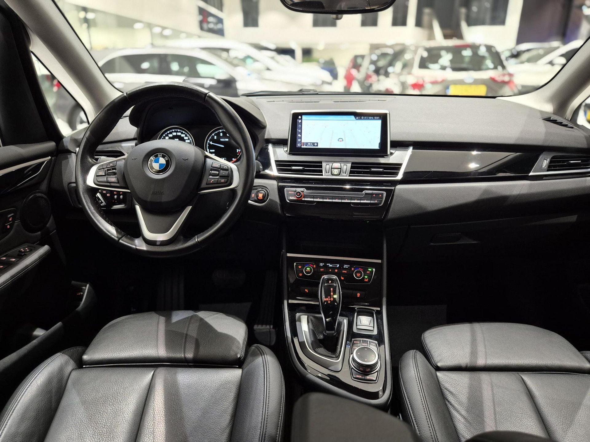 BMW 2-serie met kenteken G-652-HB – interieur