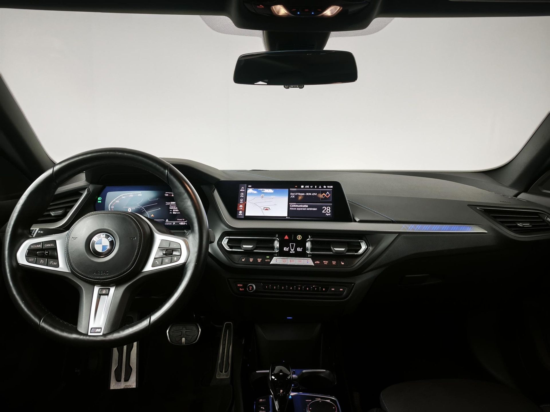 BMW 2-serie met kenteken T-587-DZ – interieur