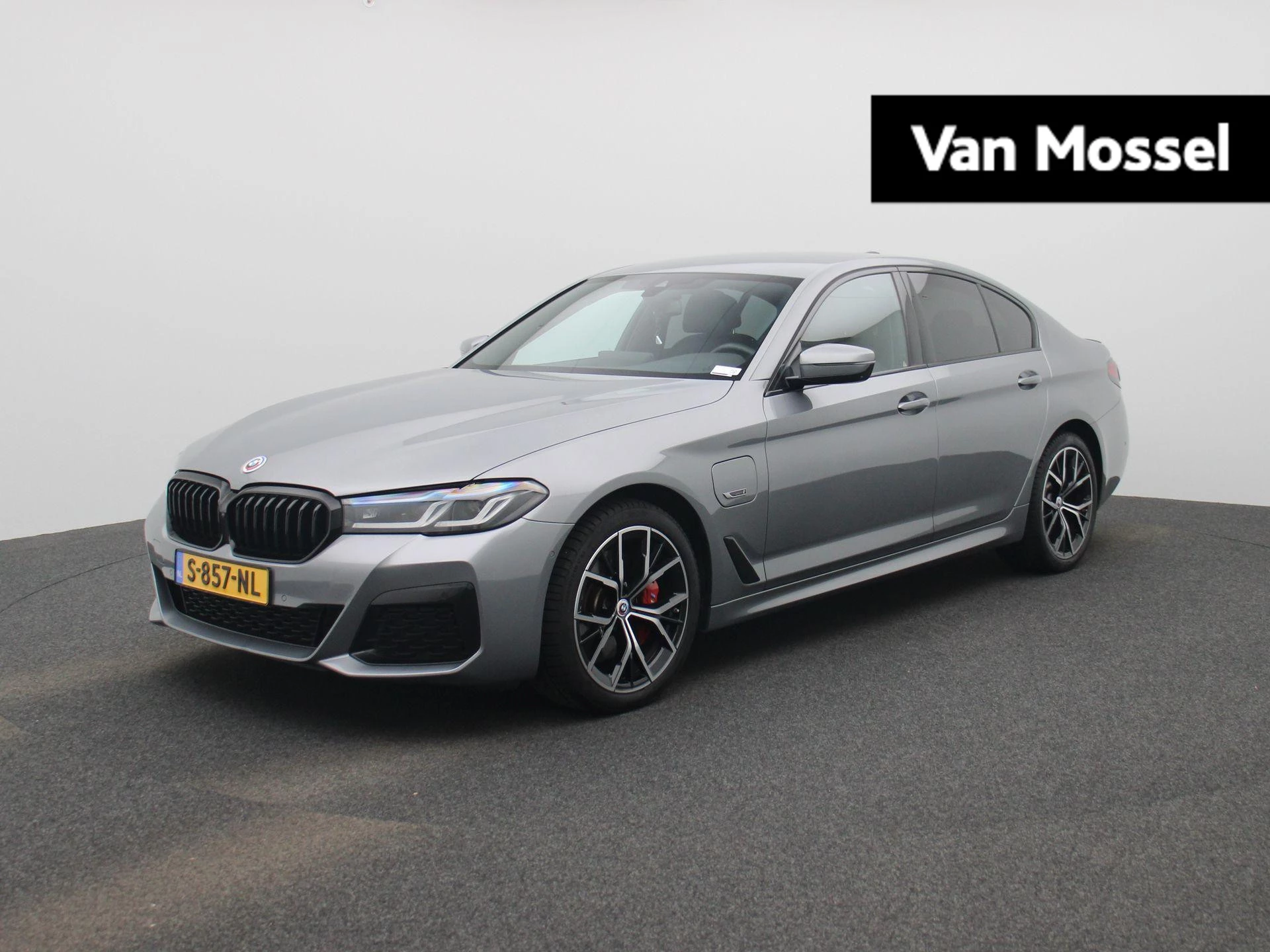 BMW 5-serie met kenteken 56 – autofoto 2