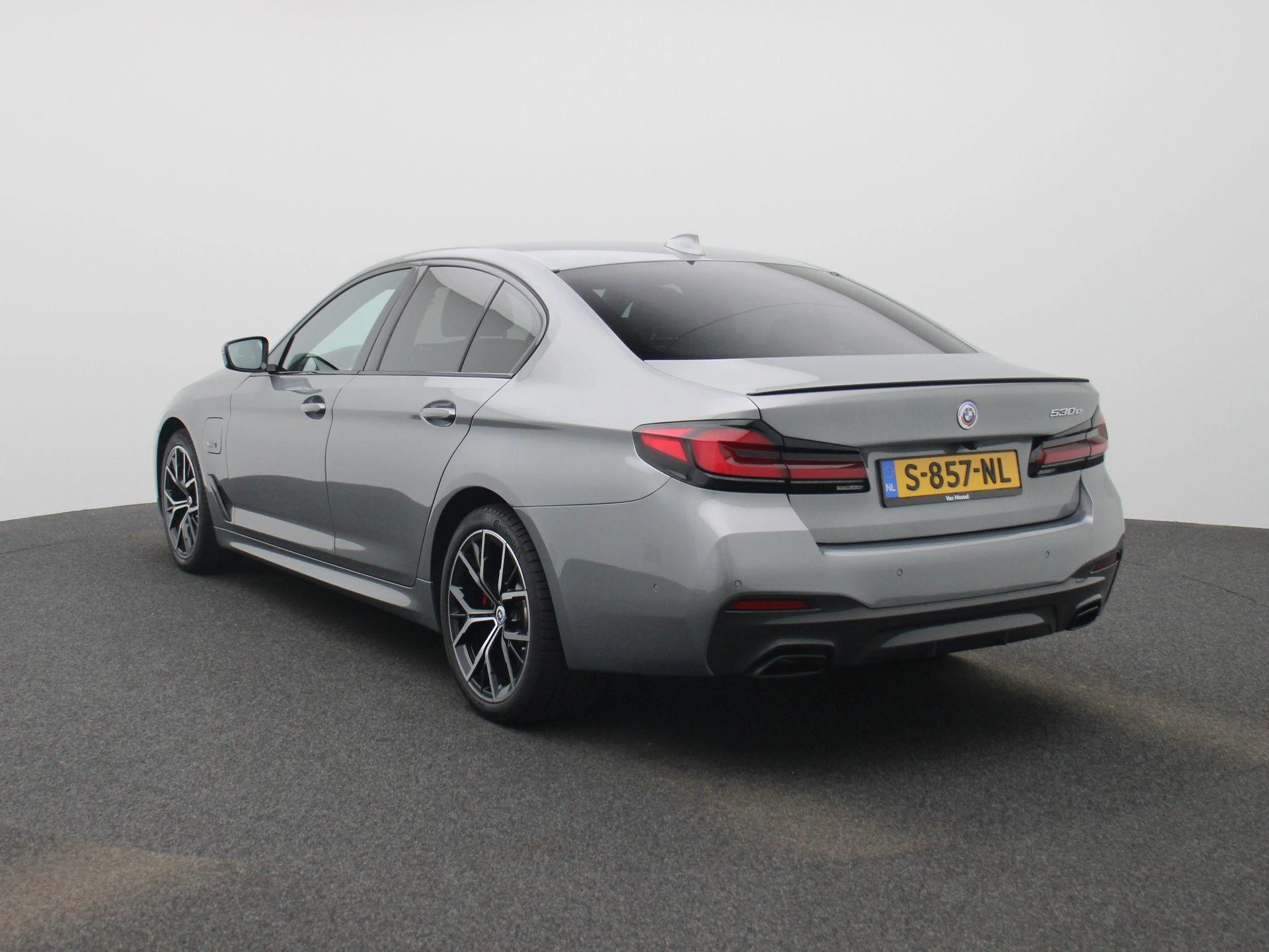 BMW 5-serie met kenteken 56 – autofoto 3