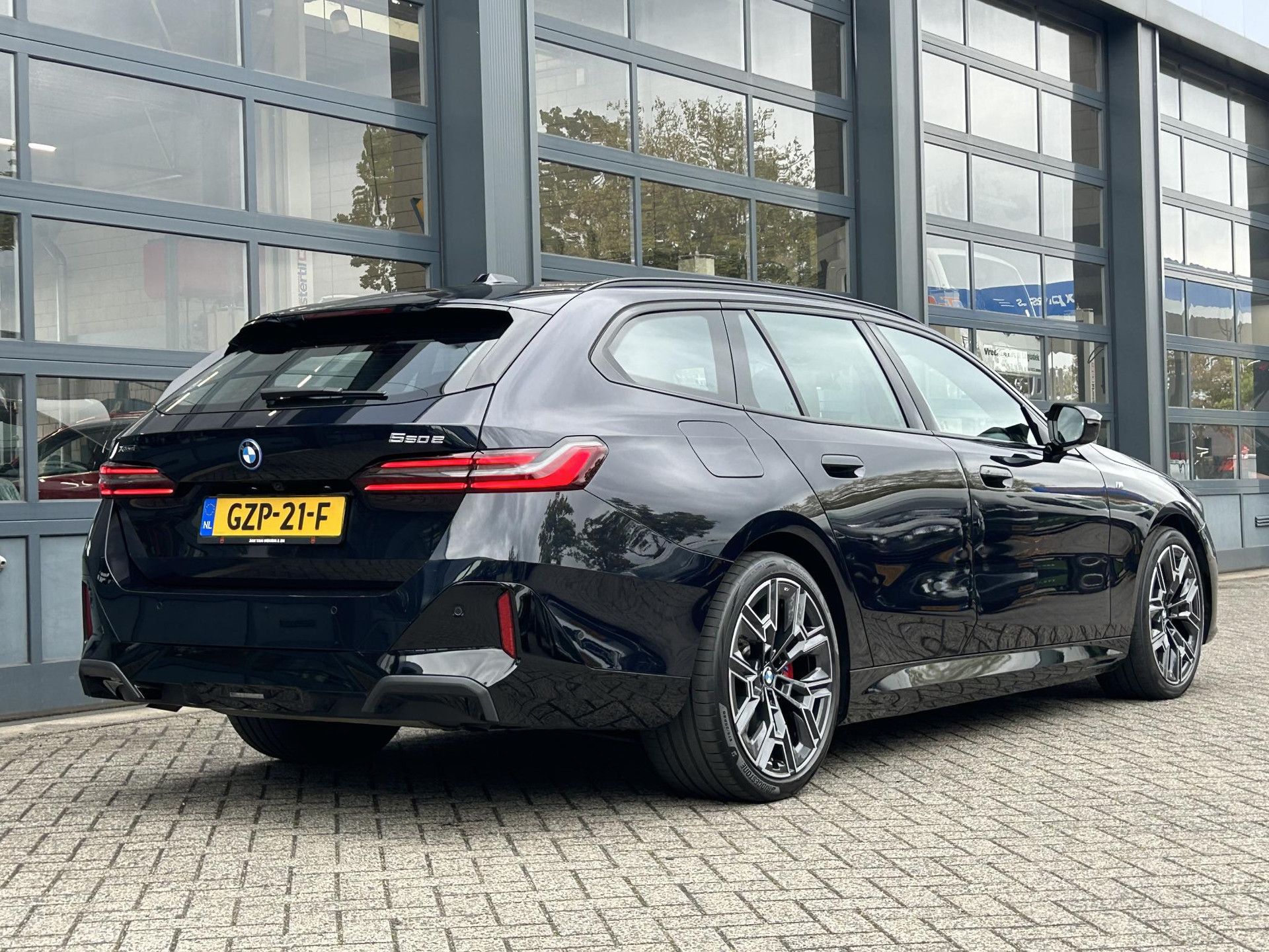 BMW 5-serie met kenteken GZP-21-F – achteraanzicht