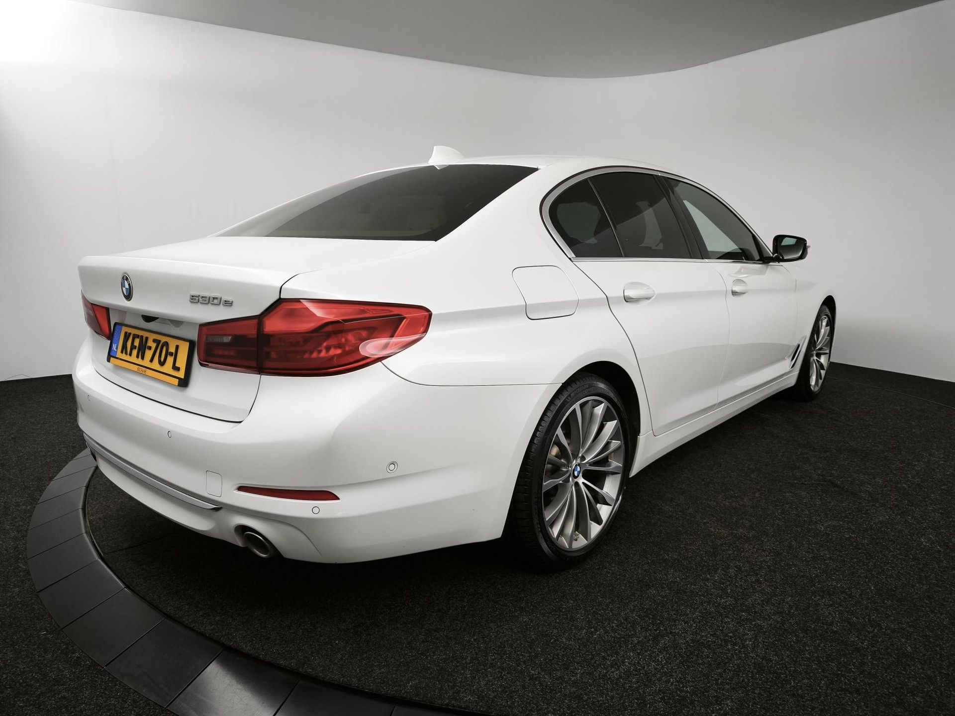 BMW 5-serie met kenteken KFN-70-L – achteraanzicht
