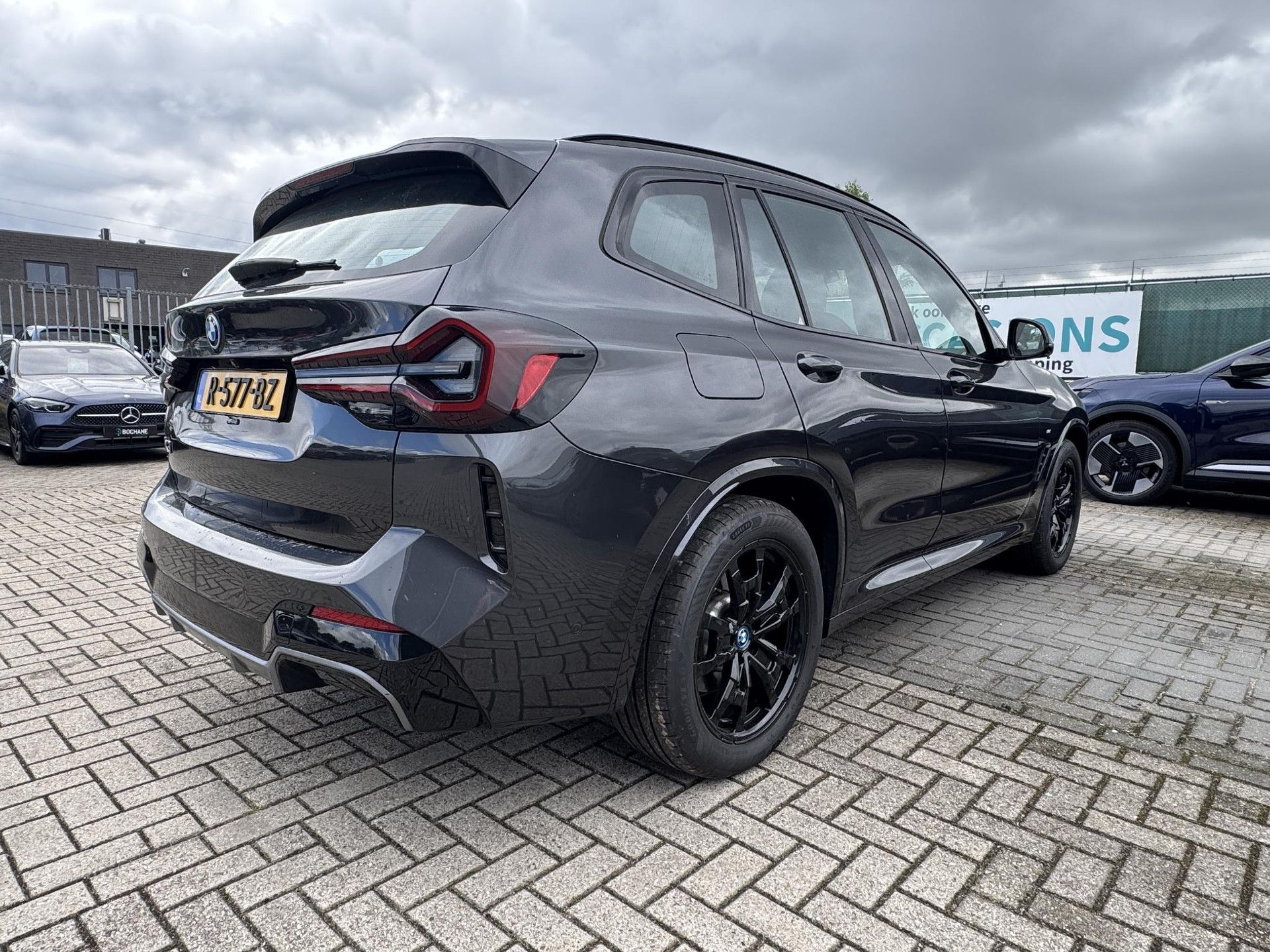 BMW IX3 met kenteken R-577-BZ – achteraanzicht