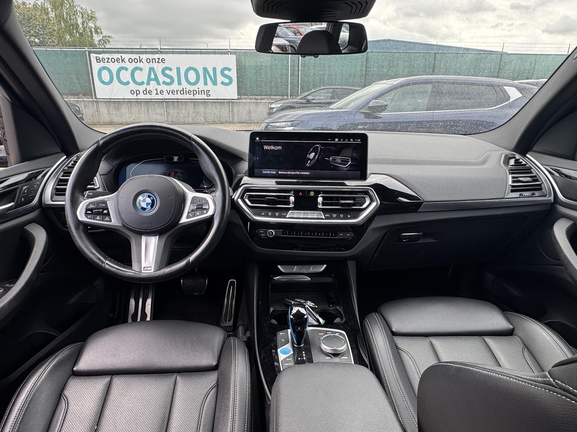 BMW IX3 met kenteken R-577-BZ – interieur