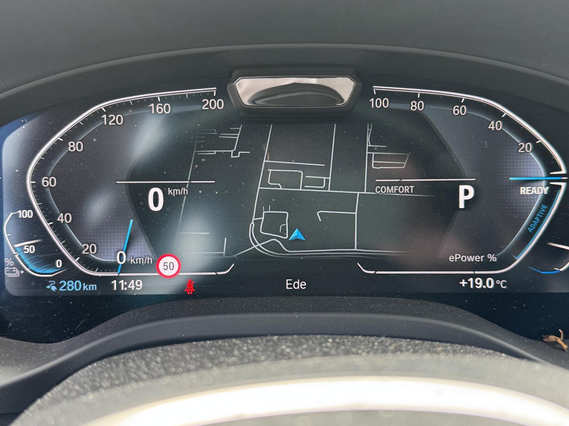 BMW IX3 met kenteken R-577-BZ – dashboard