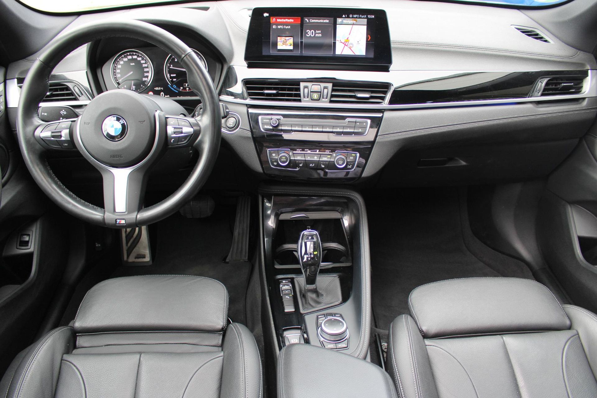 BMW X1 met kenteken G-674-DN – interieur